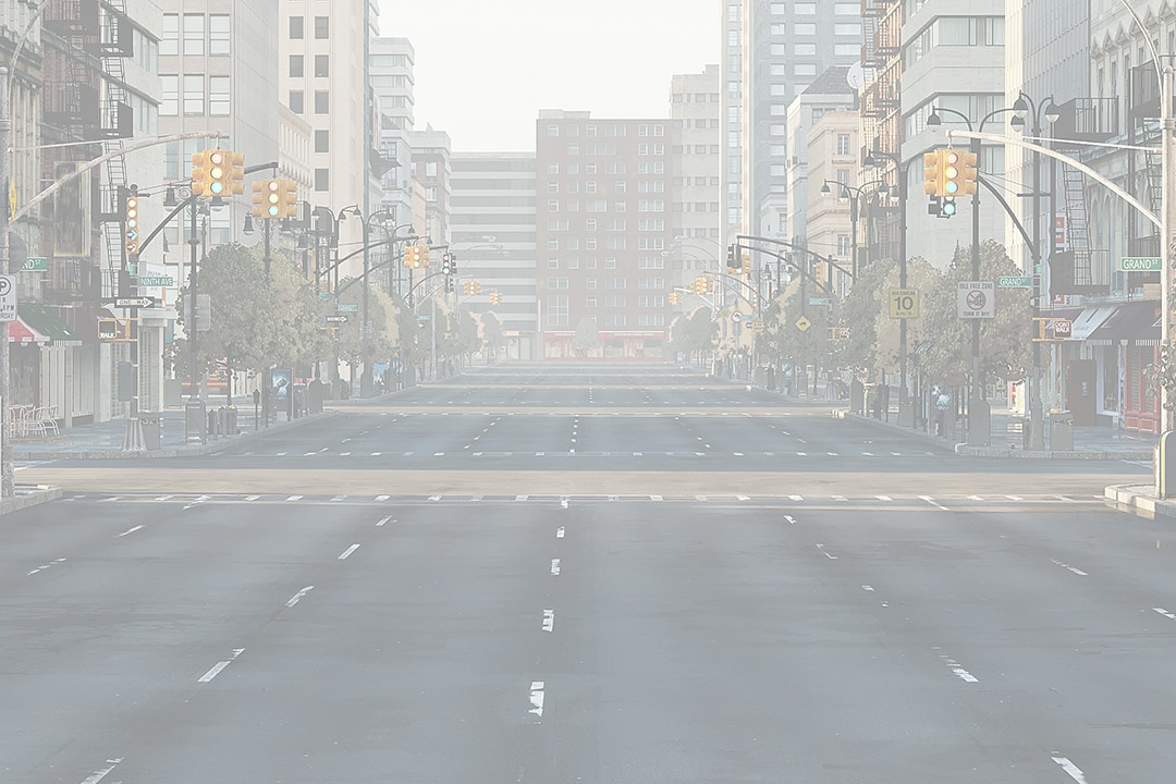 Zes rijders naast hun elektrische Can-Am-motorfietsen