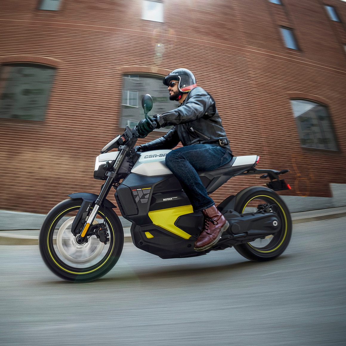Un homme sur sa moto électrique Can-Am Pulse 2027 en ville
