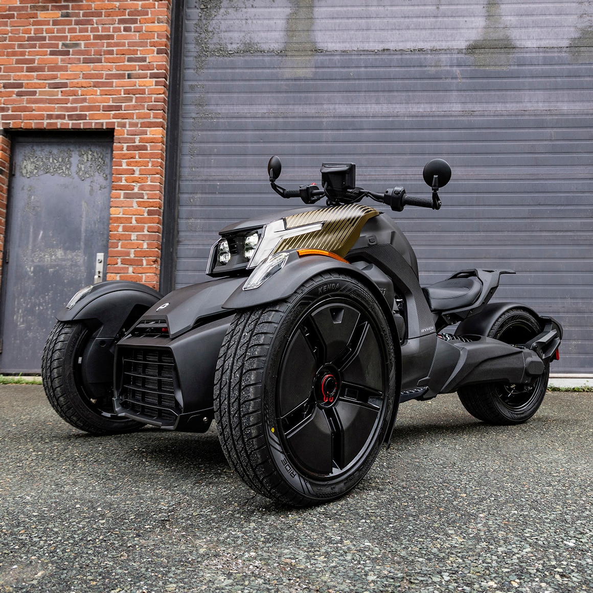 Un Can-Am Ryker 2027 stationné dans une allée devant une porte de garage