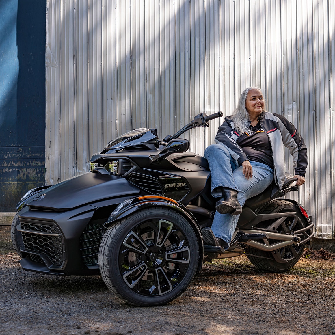 Une femme assise sur le Can-Am Spyder F3-S 2027 avec le nouveau châssis de couleur titane liquide