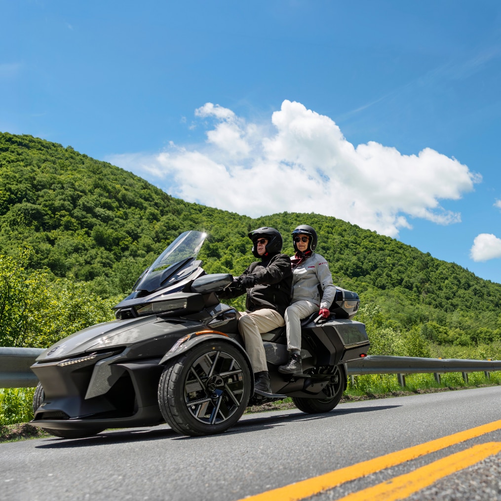 Deux personnes sur le Can-Am Spyder 2027 avec nouvelle couleur Gris Dolomite