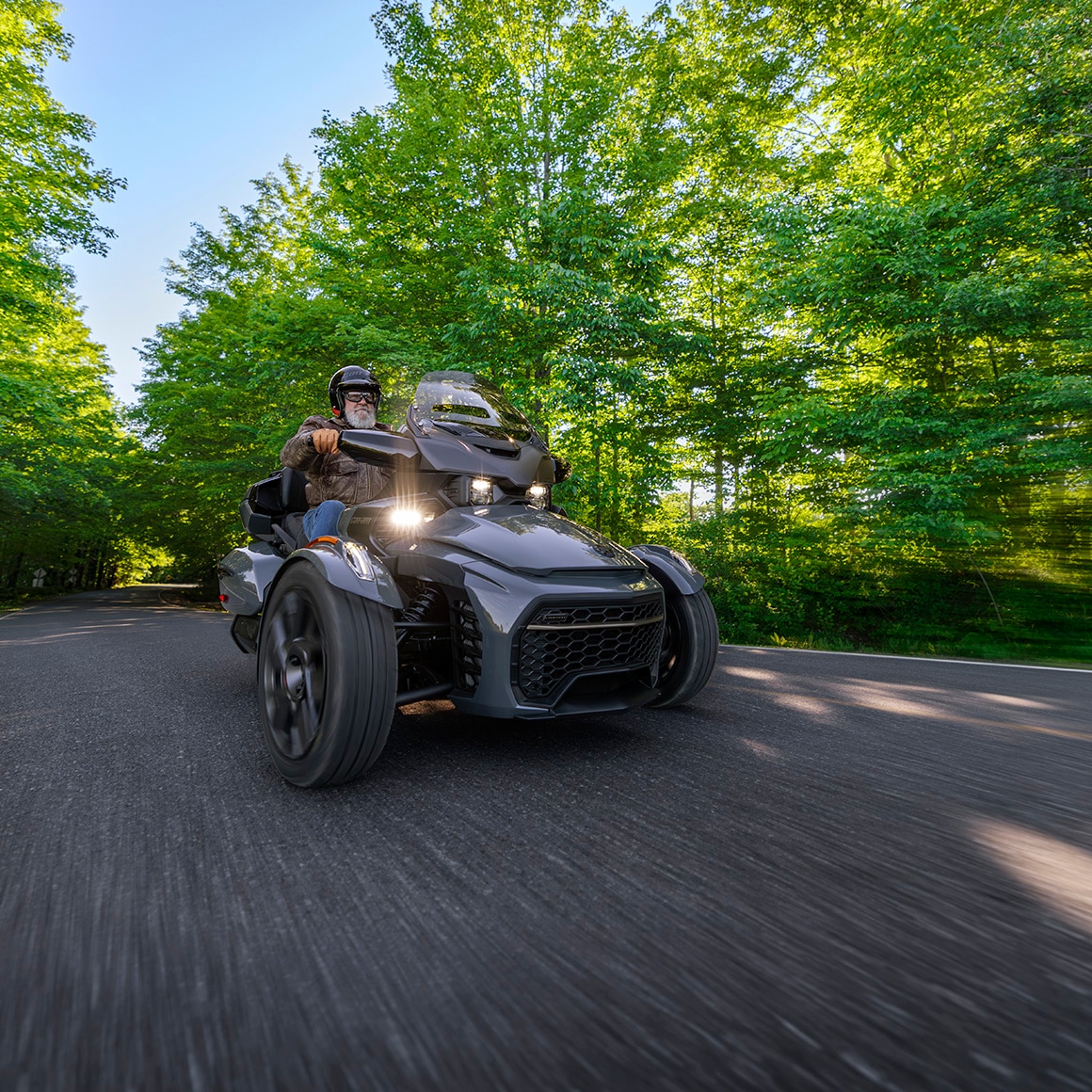 Un motocycliste en excursion sur la nouvelle moto 3-roues Can-Am Spyder RT Sea-to-Sky 2027