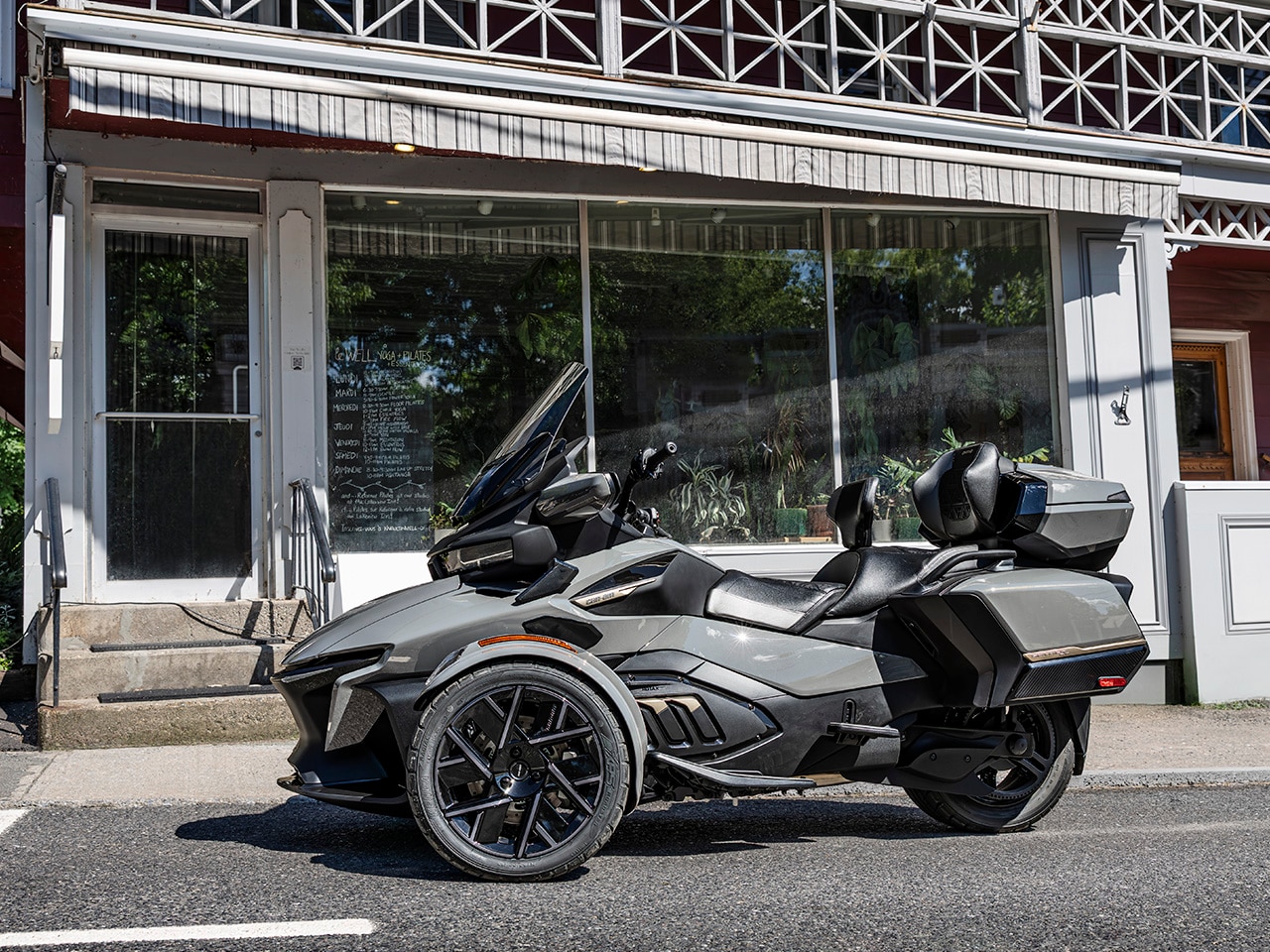 Un Can-Am Spyder stationné devant une boutique