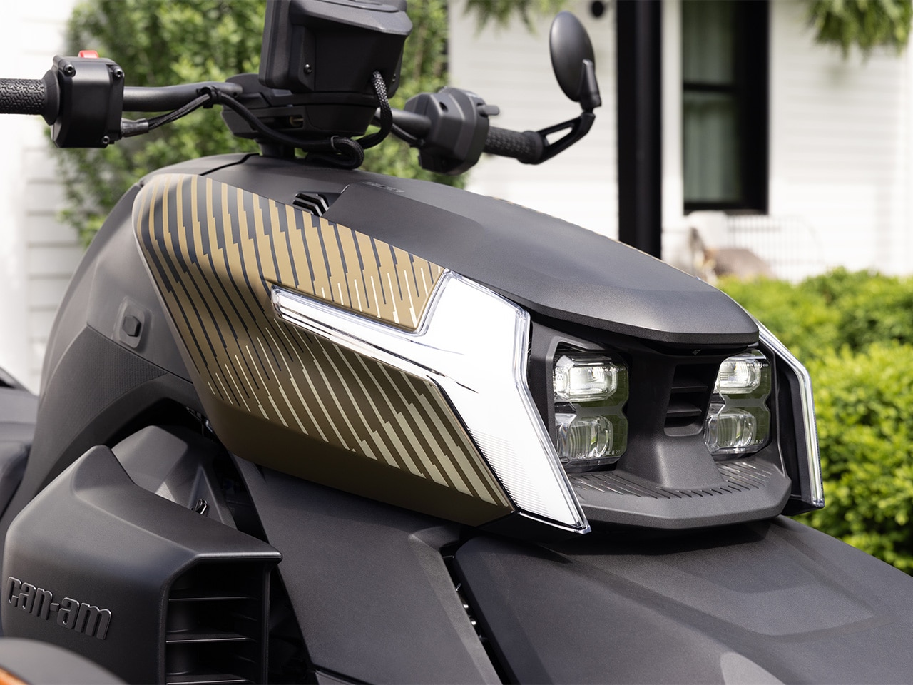 Vue de l’avant et des phares du véhicule trois roues Can-Am Ryker 2027