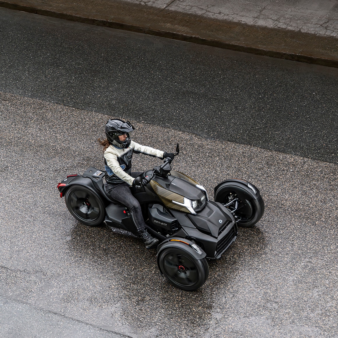 Une conductrice sur le nouveau trois roues Can-Am Ryker 2027