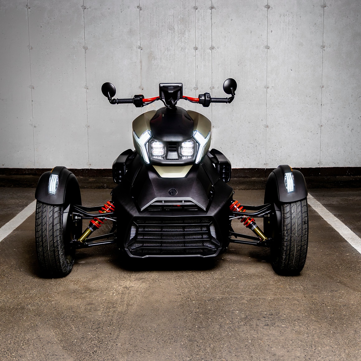 Le Can-Am Ryker 2027, avec un nouveau style, stationné dans un garage