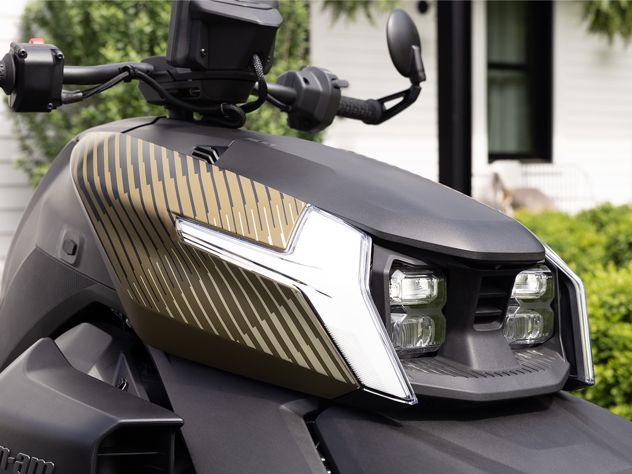Vue de l’avant et des phares du véhicule trois roues Can-Am Ryker 2027
