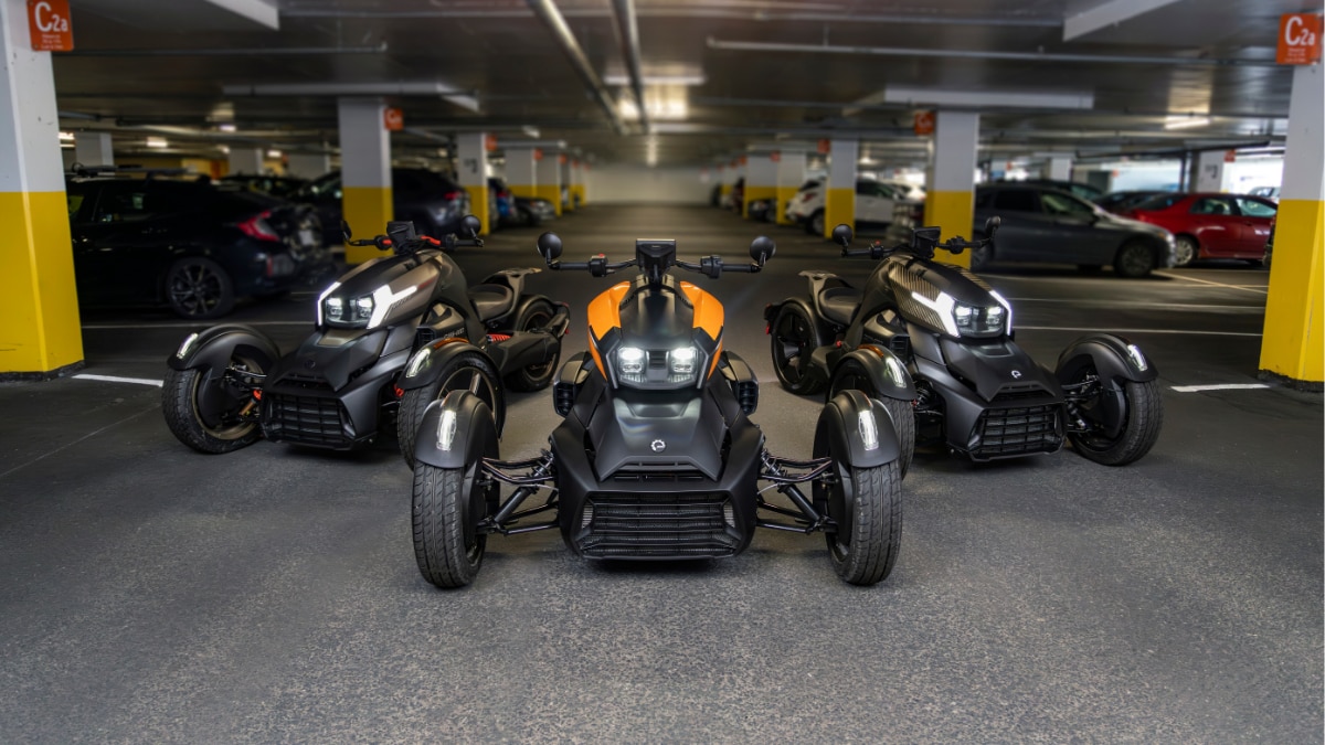 Trois nouveaux véhicules 3 roues Can-Am Ryker 2027 dans un stationnement à étages