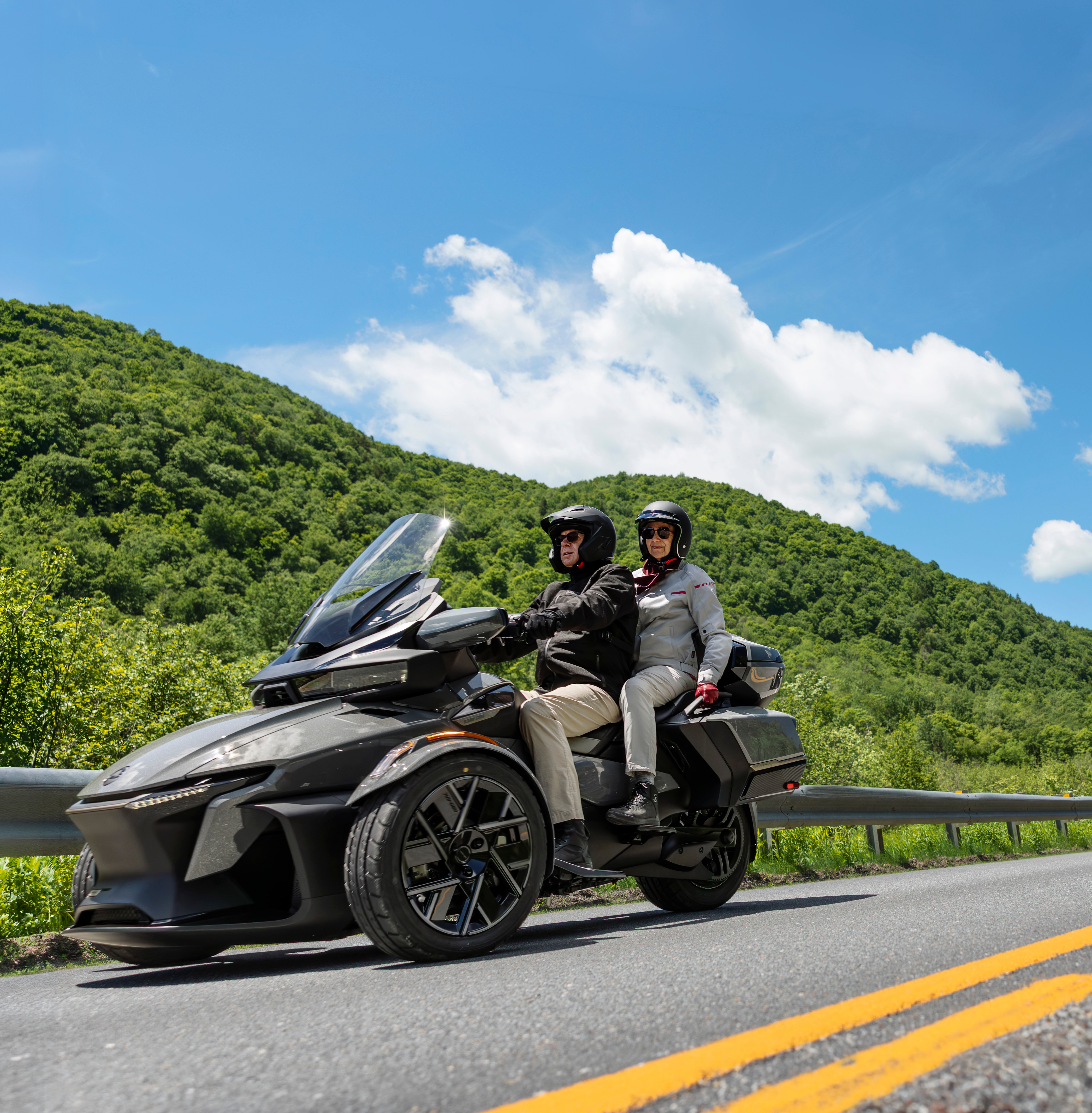 Deux personnes sur le Can-Am Spyder 2027 avec nouvelle couleur Gris Dolomite