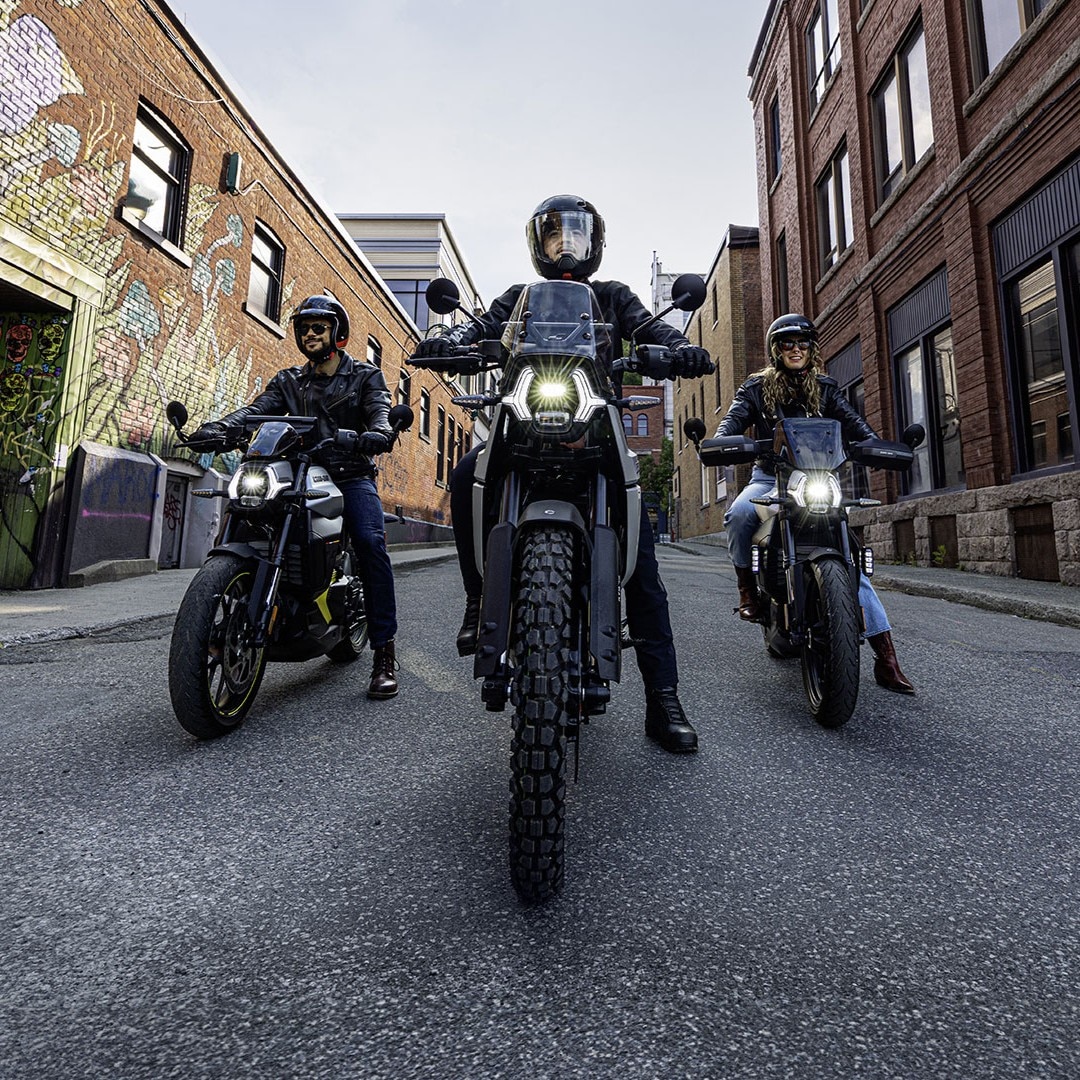 Drei Fahrer sitzen auf ihrem Can-Am Elektromotorrad