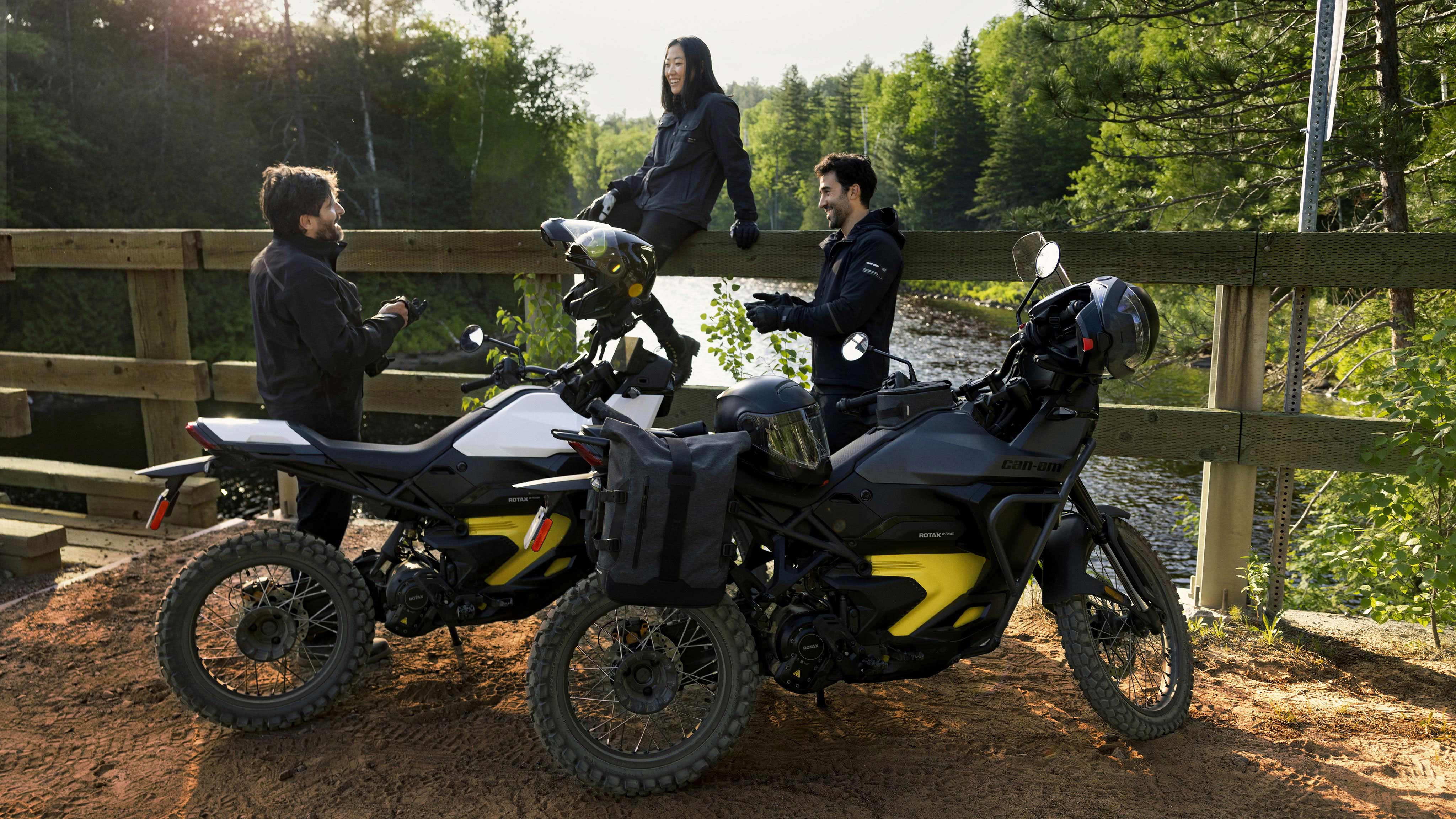 Vue arrière d'une moto Can-Am Origin dans la forêt