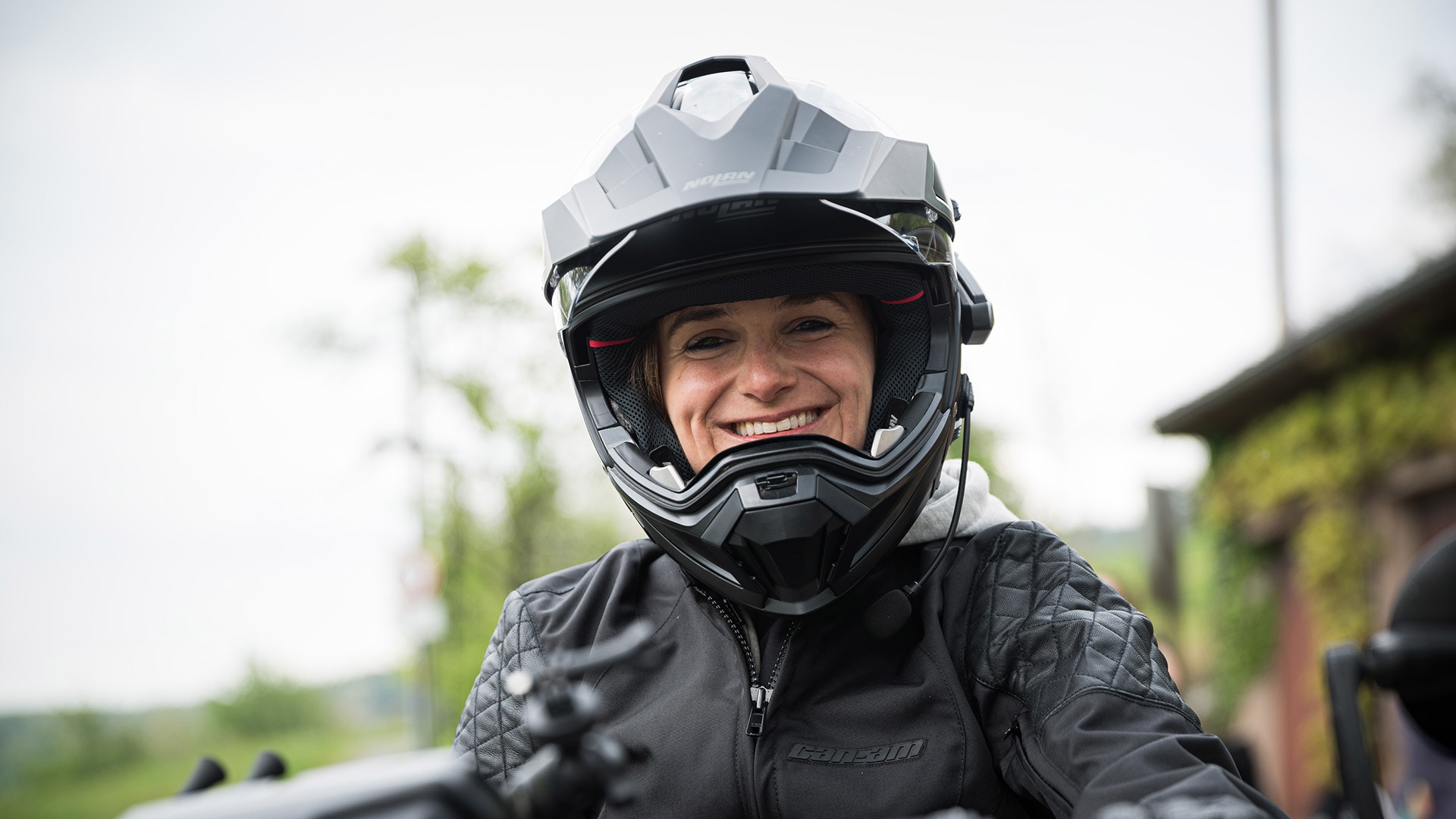 Lina Magull lacht mit ihrem Helm in die Kamera 
