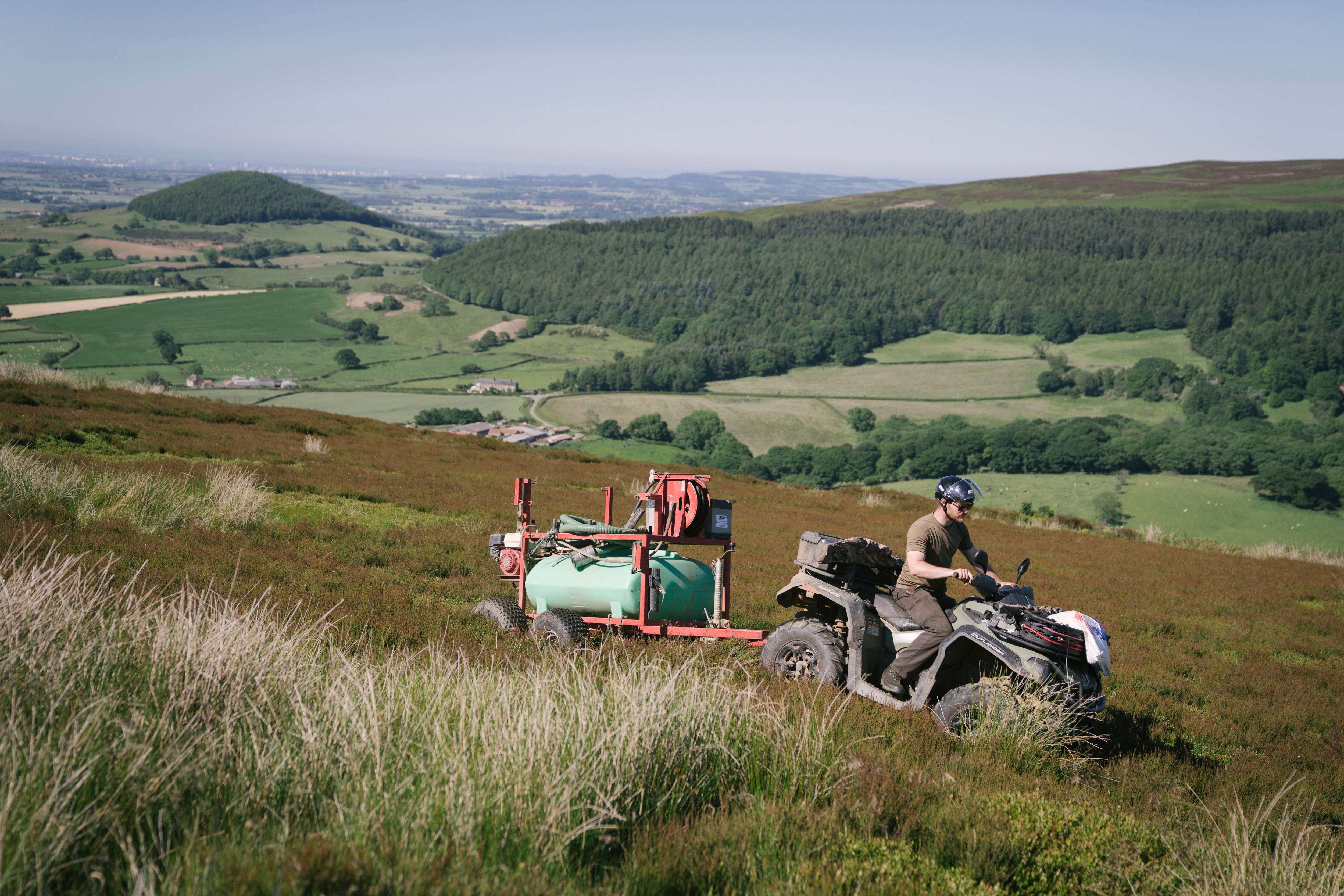 Un ATV en una colina arrastrando un remolque