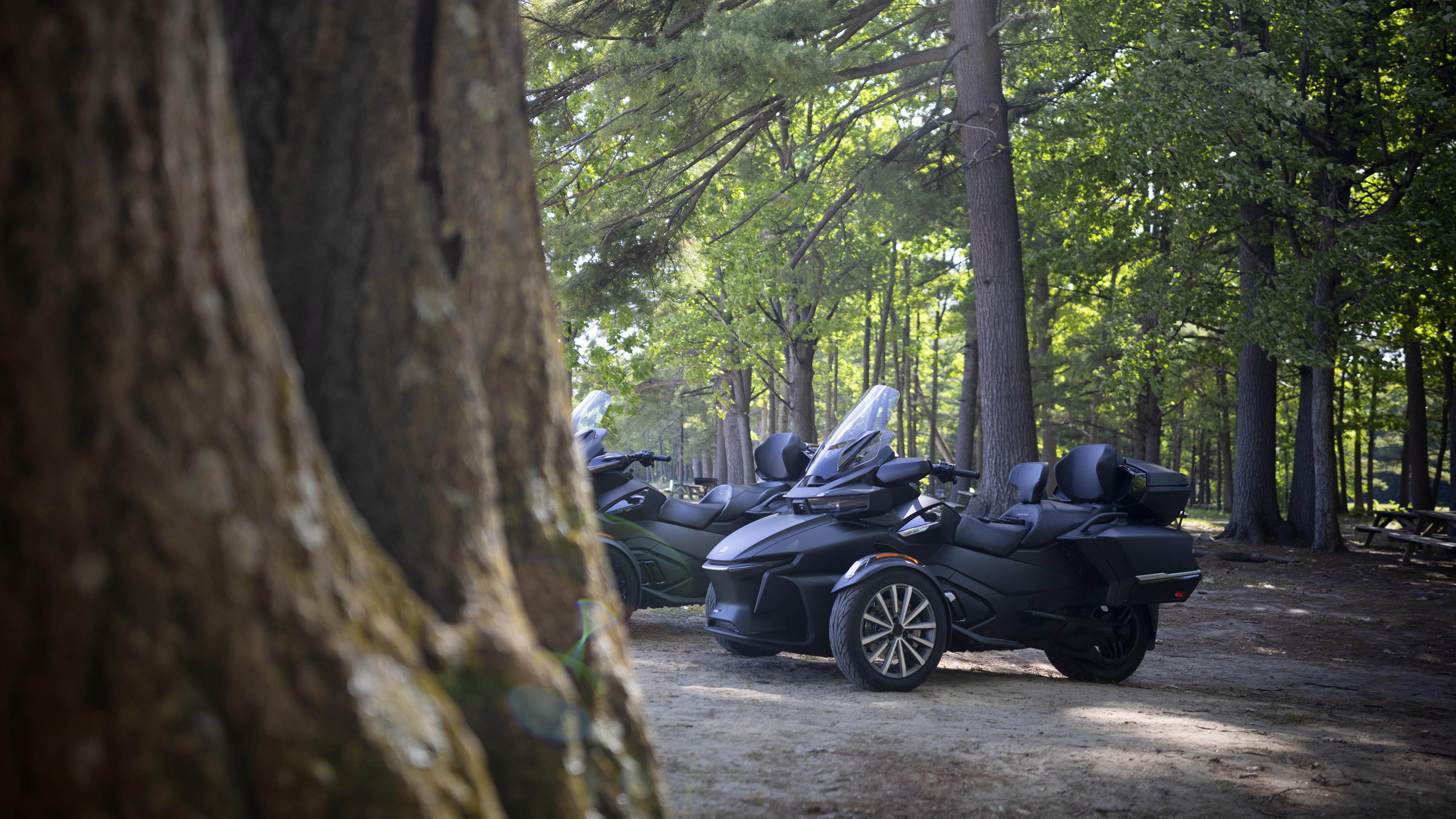 Can-Am Spyder RT voertuigen geparkeerd in het bos