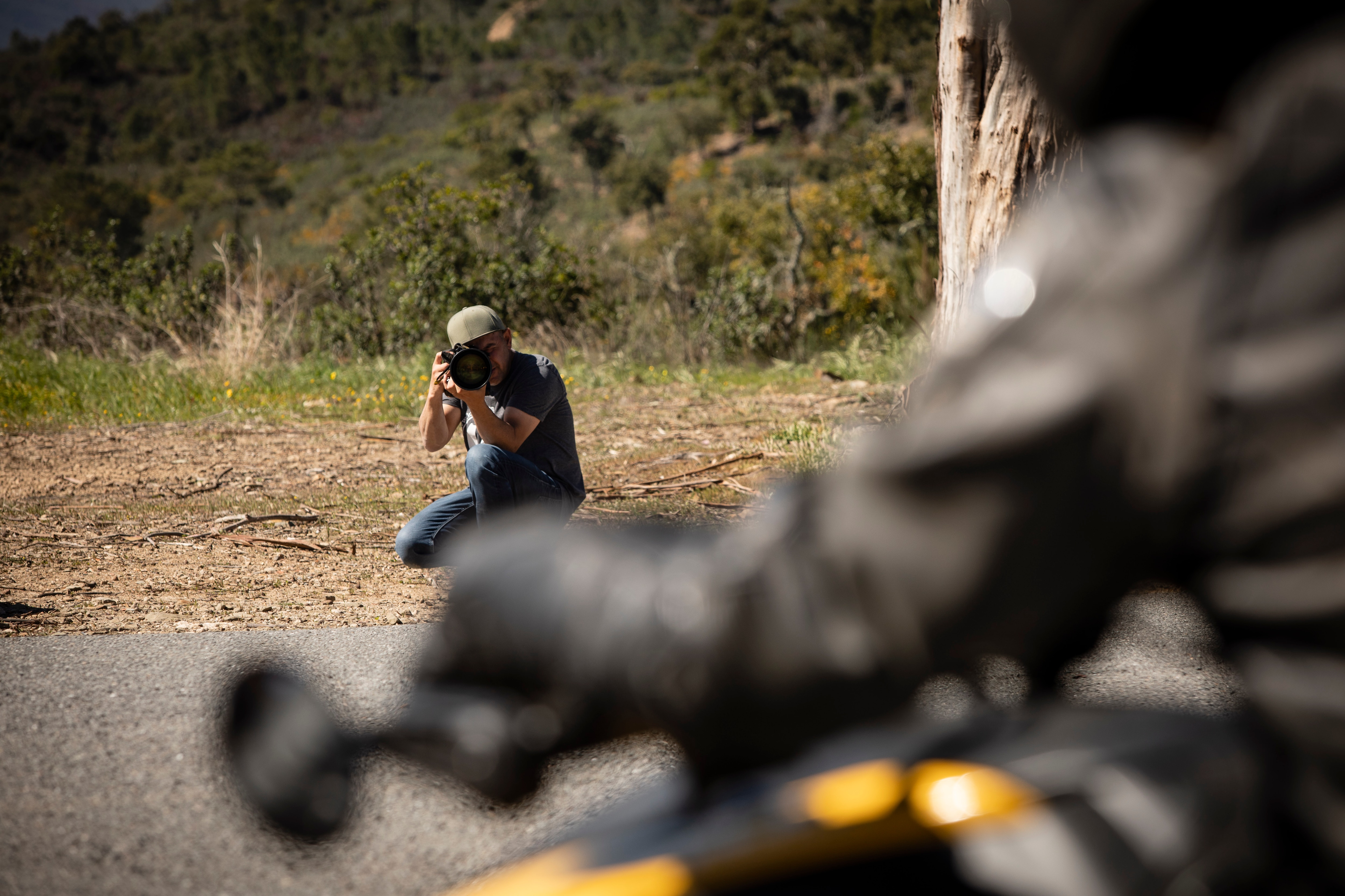 Ein Fotograf macht ein Foto von einem Fahrer auf einem Can-Am Ryker