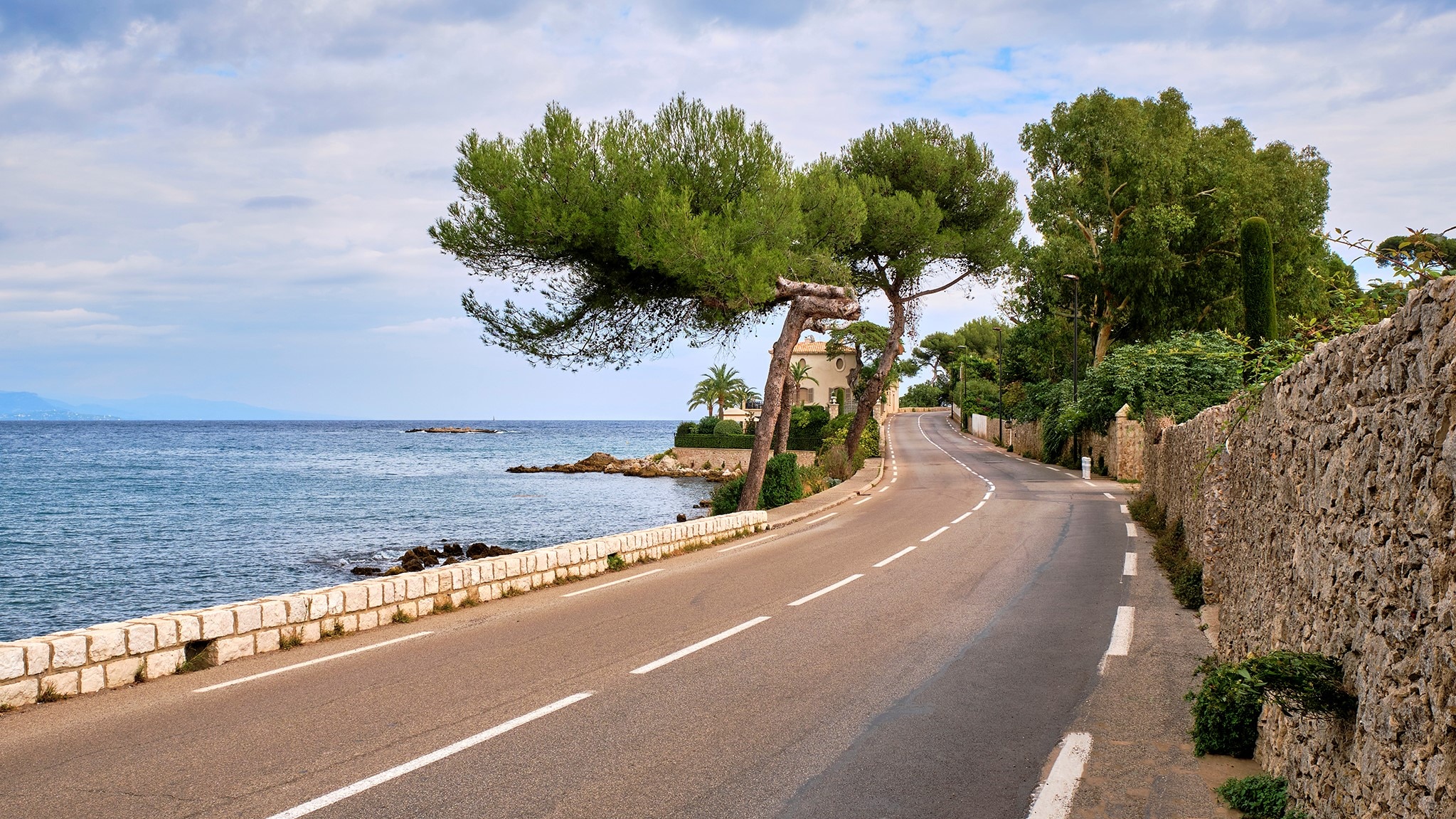 Malerische Straße an der Côte d'Azur