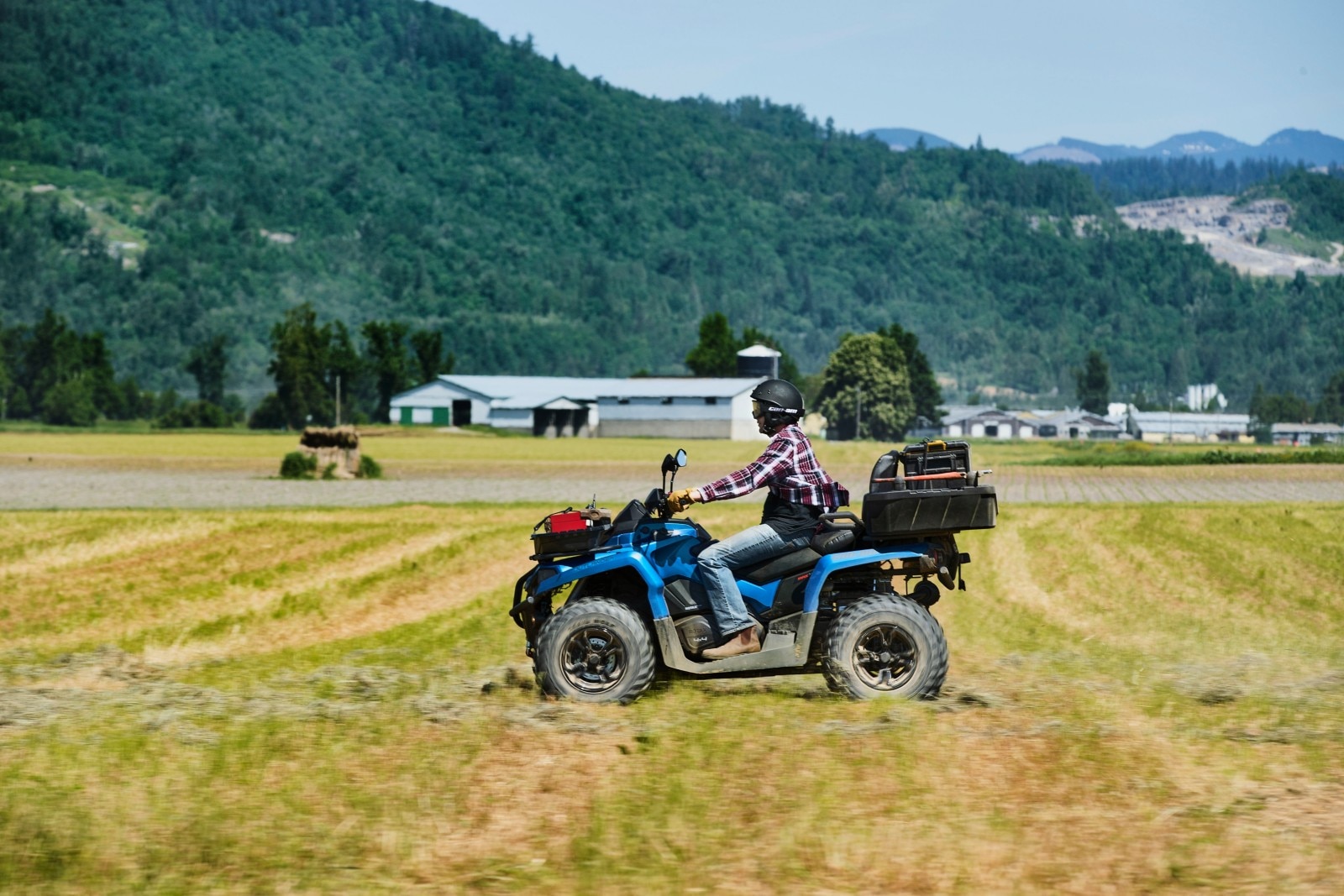Un ATV con rimorchio in una fattoria