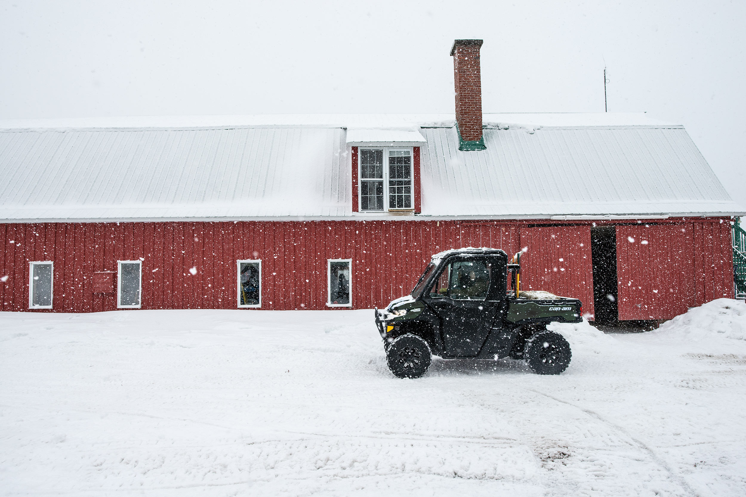 Traxter på snö på en gård