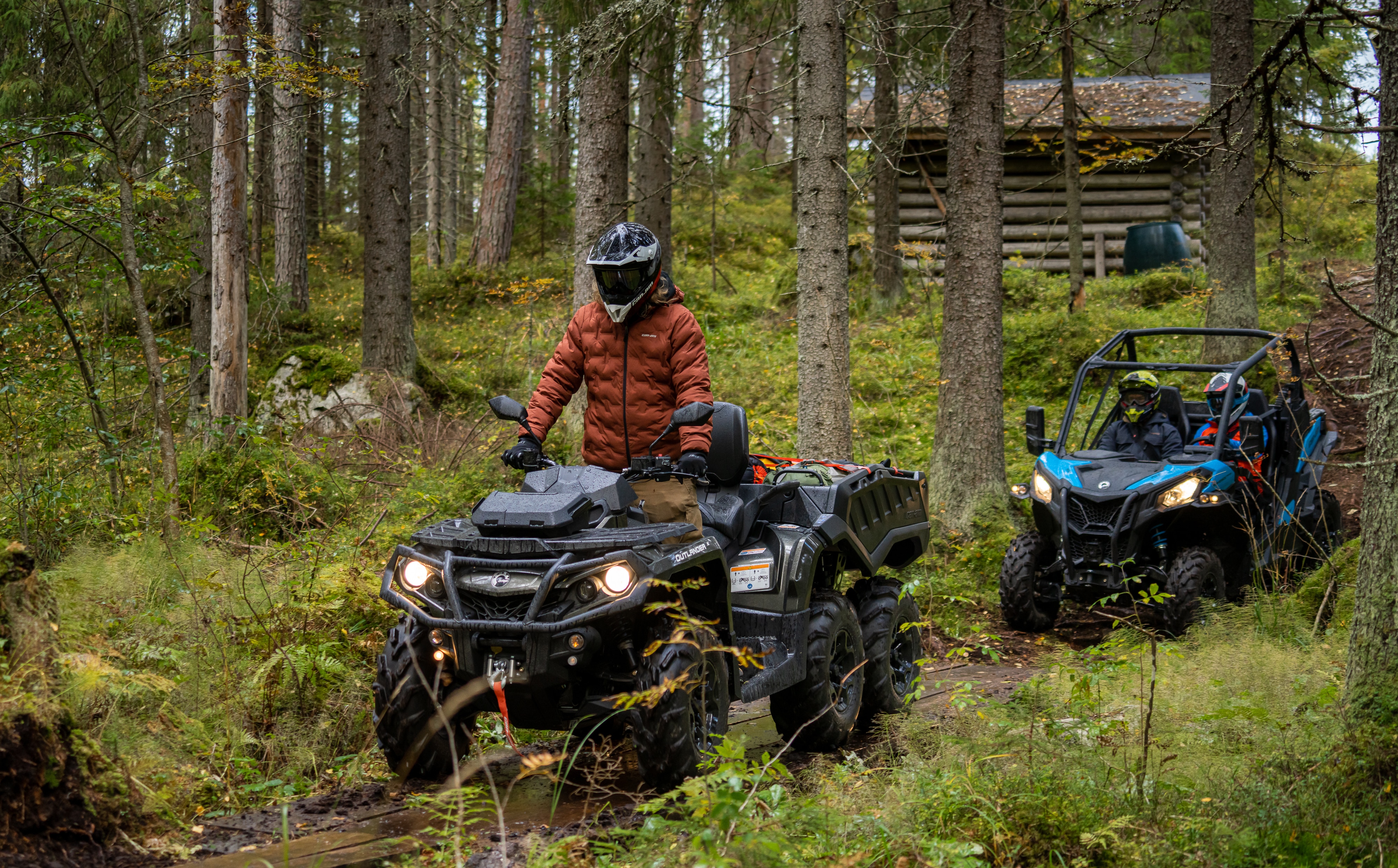 En ATV och ett SSV-fordon på en skogsväg