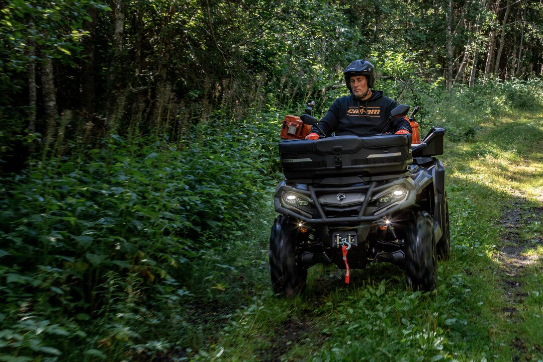 ATV på en skogsväg
