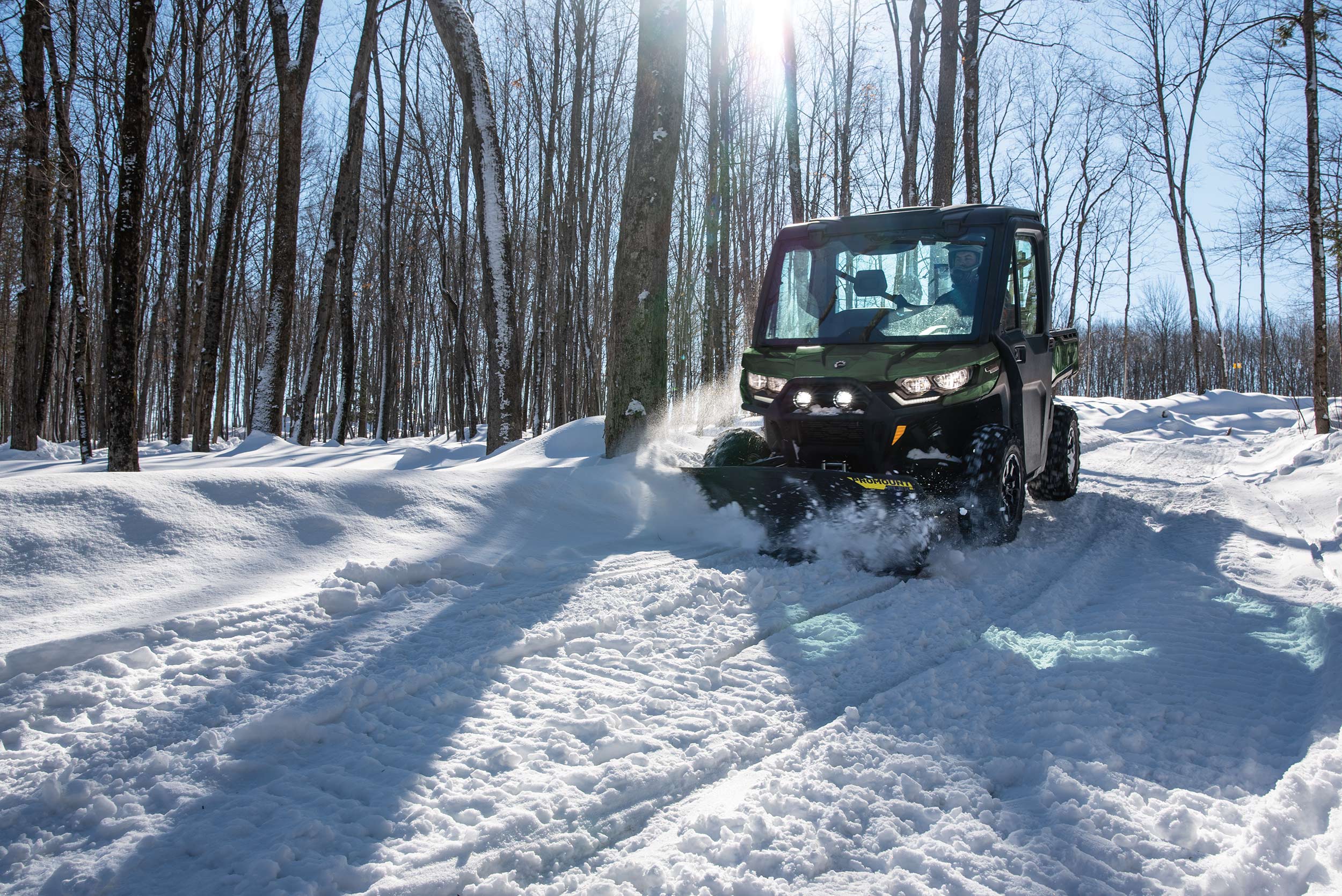 Can-Am Traxter plogar vägen genom snön