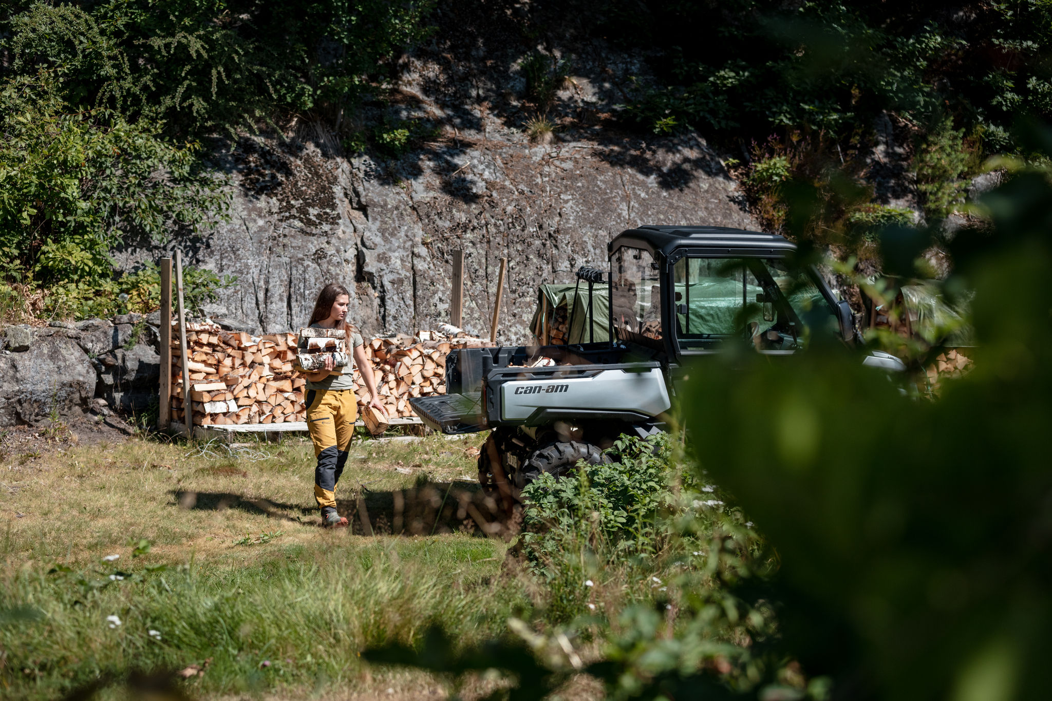 Maja Odden transporte du bois de chauffage à Traxter