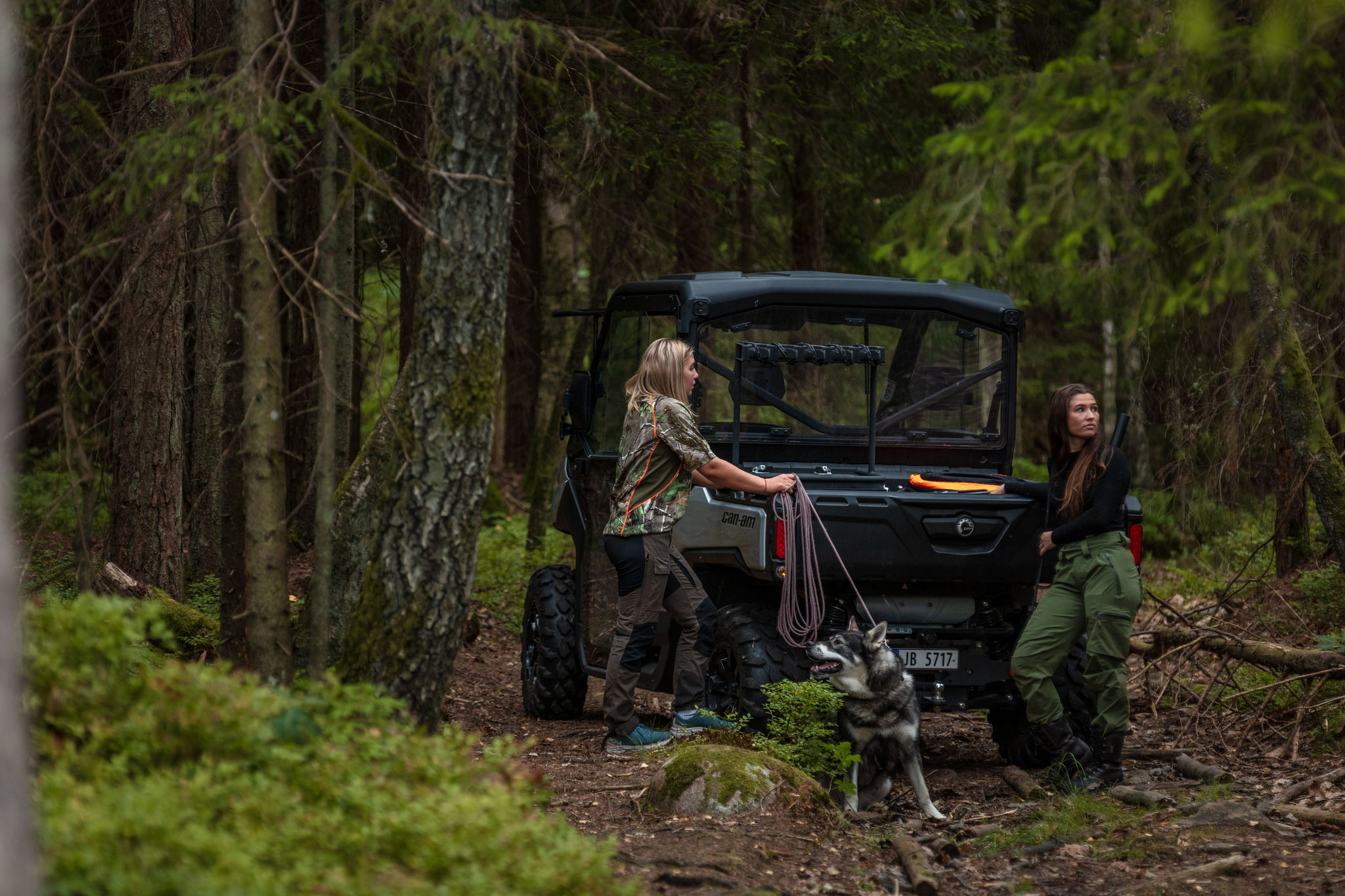 Maja Odden i skogen skal på jakt med en venninne
