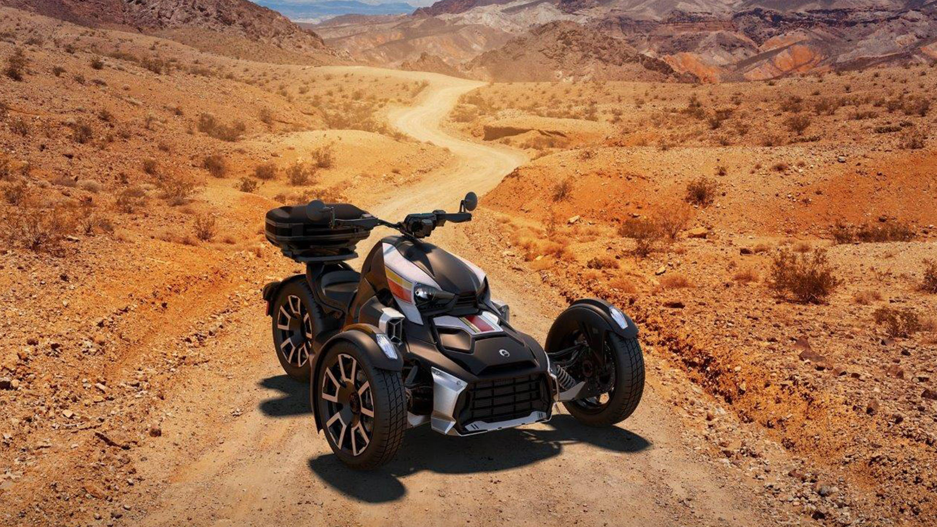 Can-Am Ryker Rally dans le désert avec top case