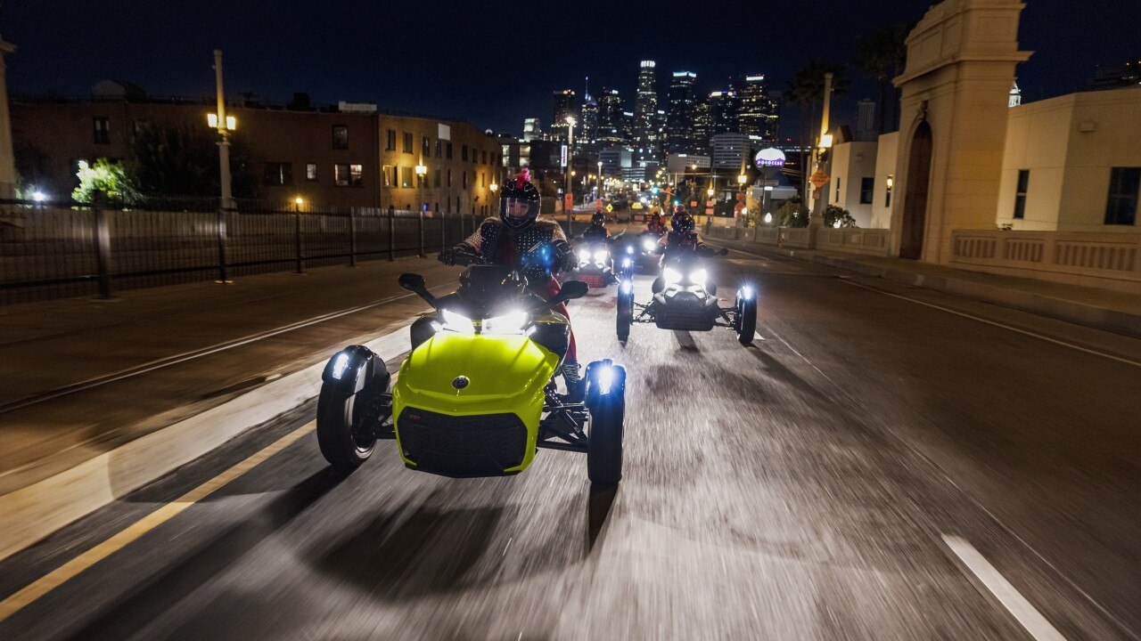 Group of Can-aM riders by night with manta green Spyder F3-S