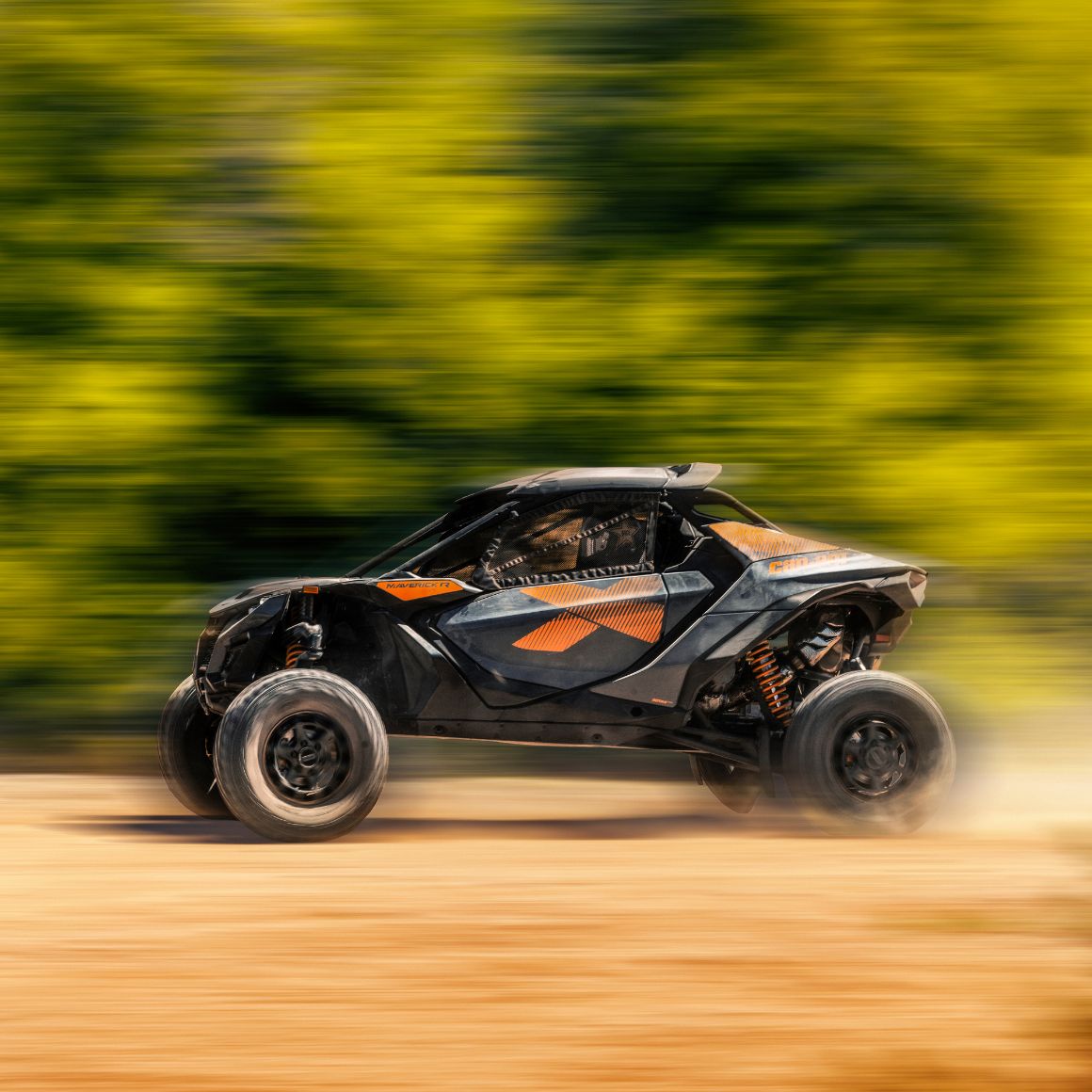 Offroad-Fahrer fährt einen Can-Am Maverick R SxS mit hoher Geschwindigkeit