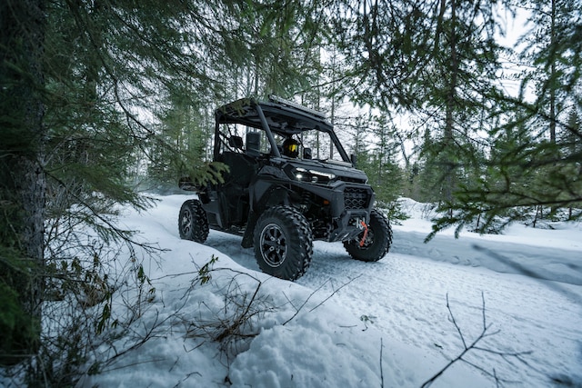 Ein Can-Am Traxter XU HD1 fährt auf einem verschneiten Weg