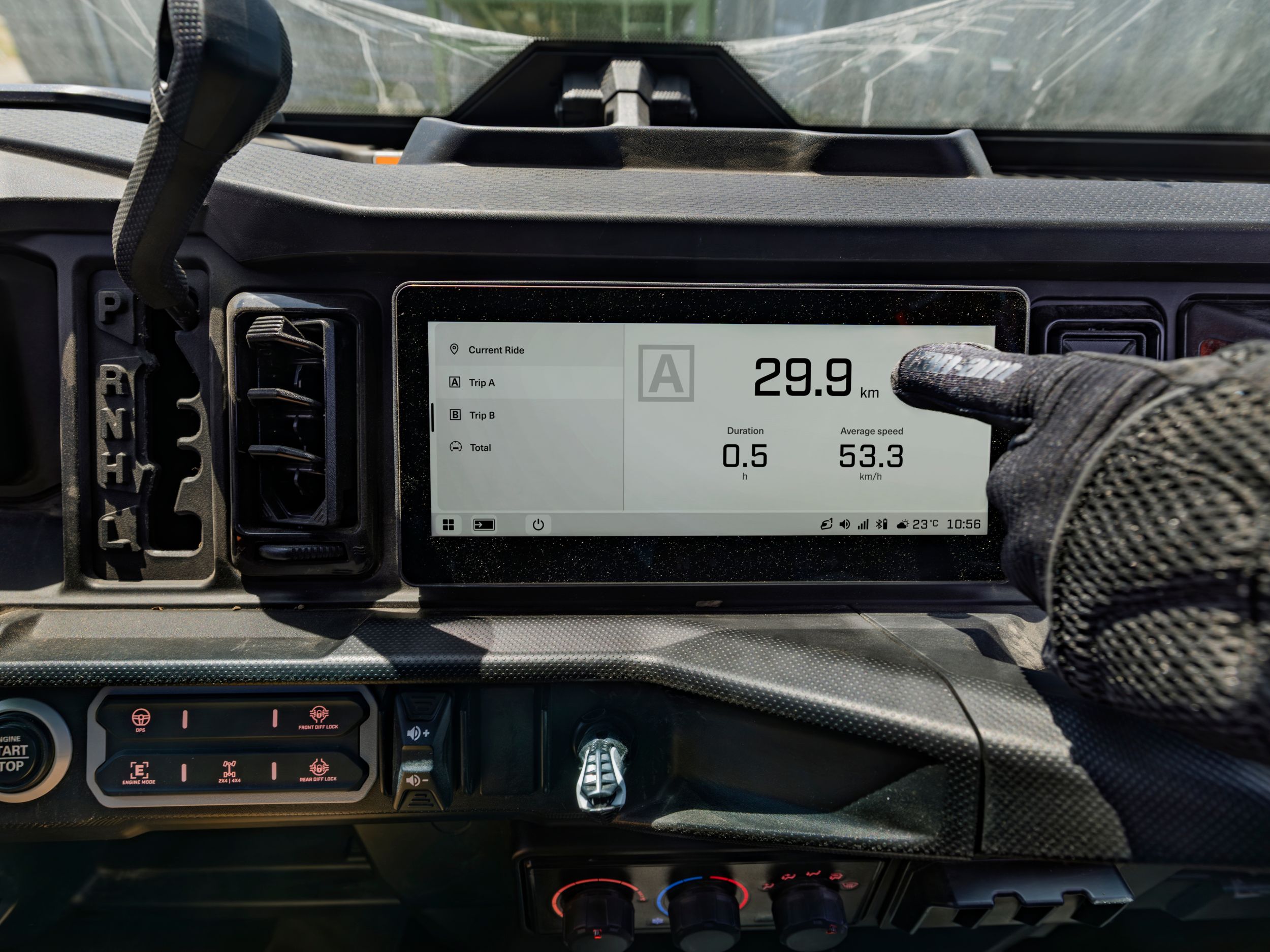 Passagier die het touchscreen van de 2027 Can-Am Defender SSV gebruikt