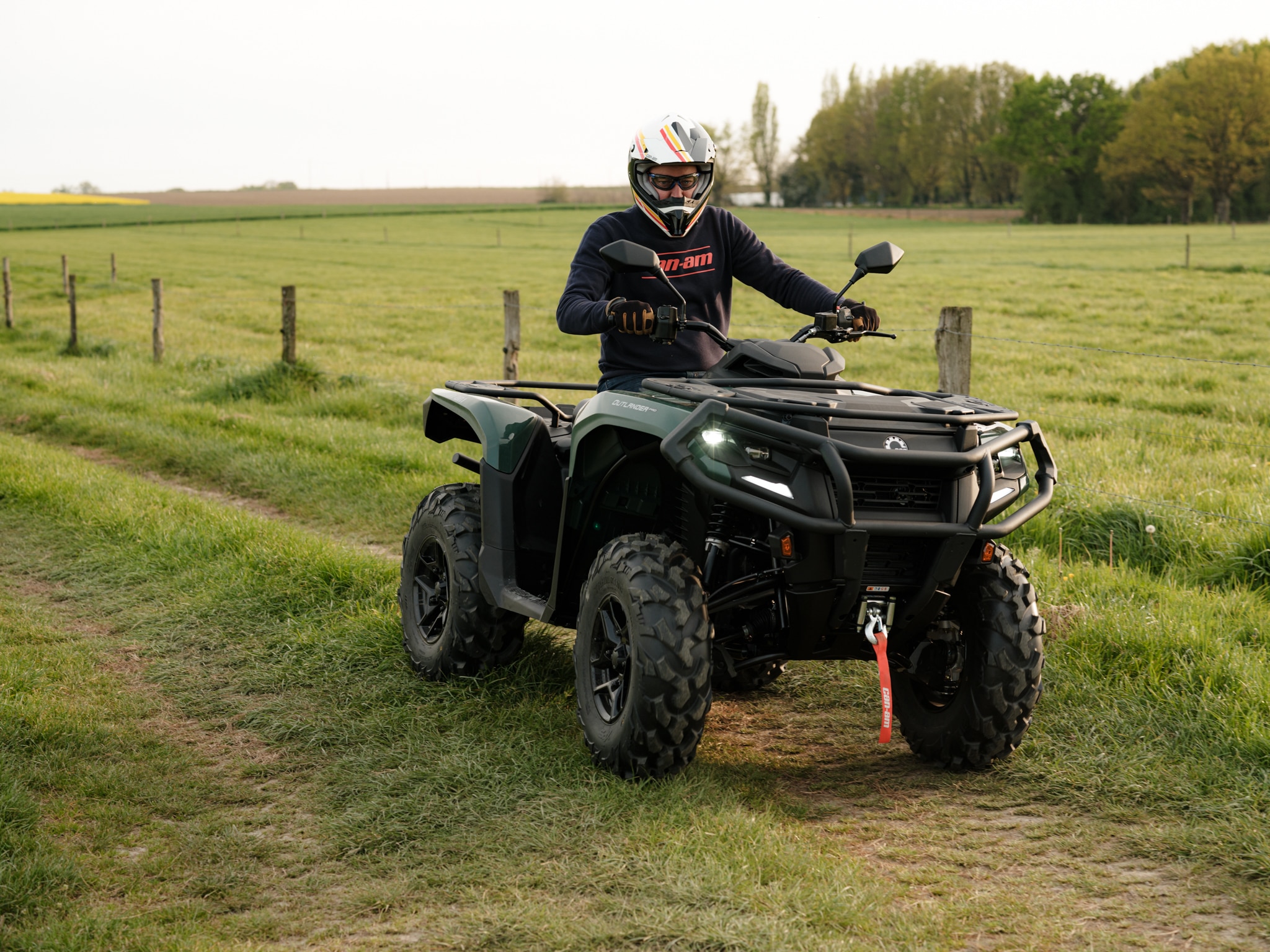 Bestuurder van Can Am ATV op een pad in het veld