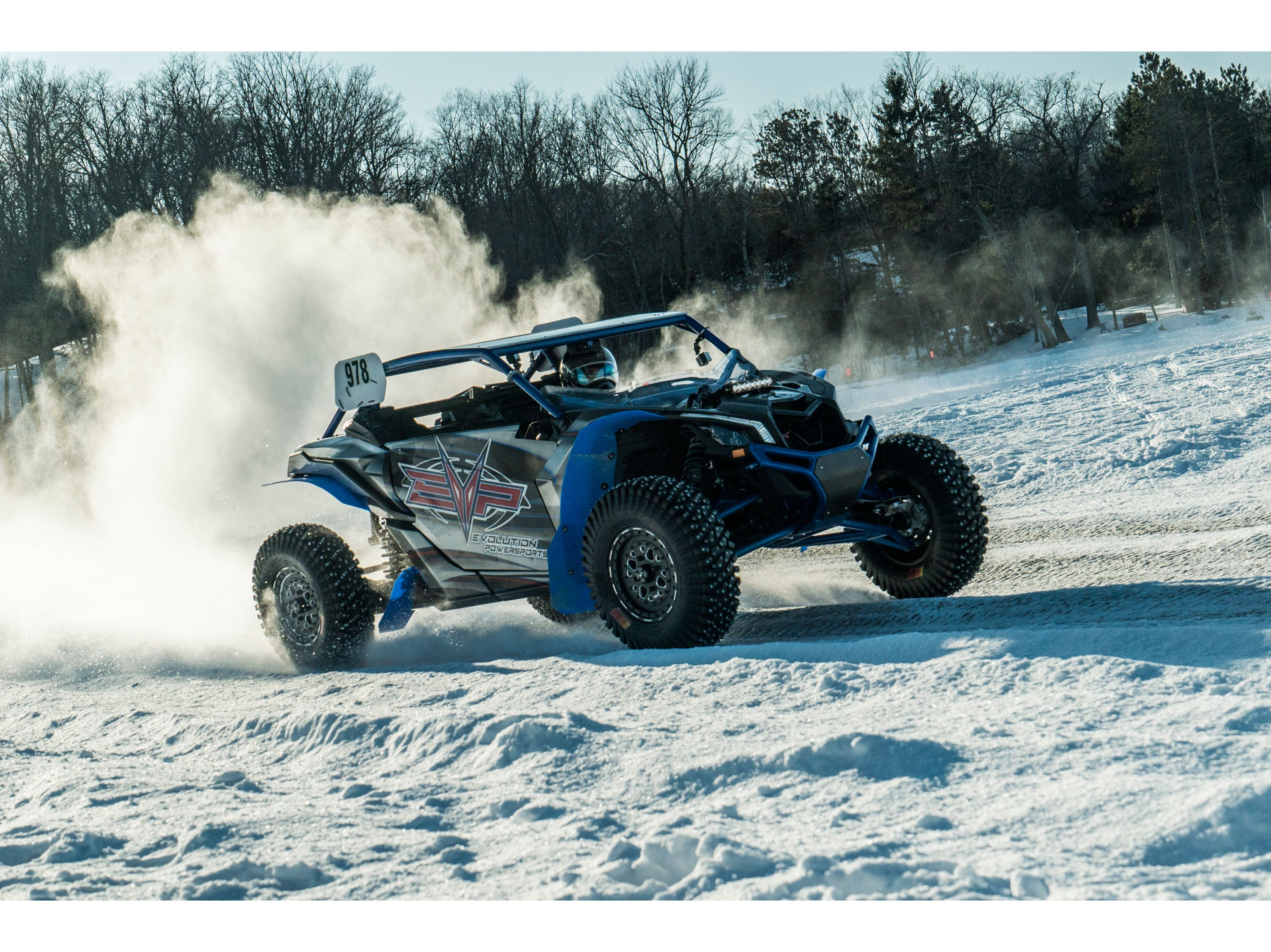 Dustin Jones conduce sobre un sendero de nieve con su Can-Am SxS