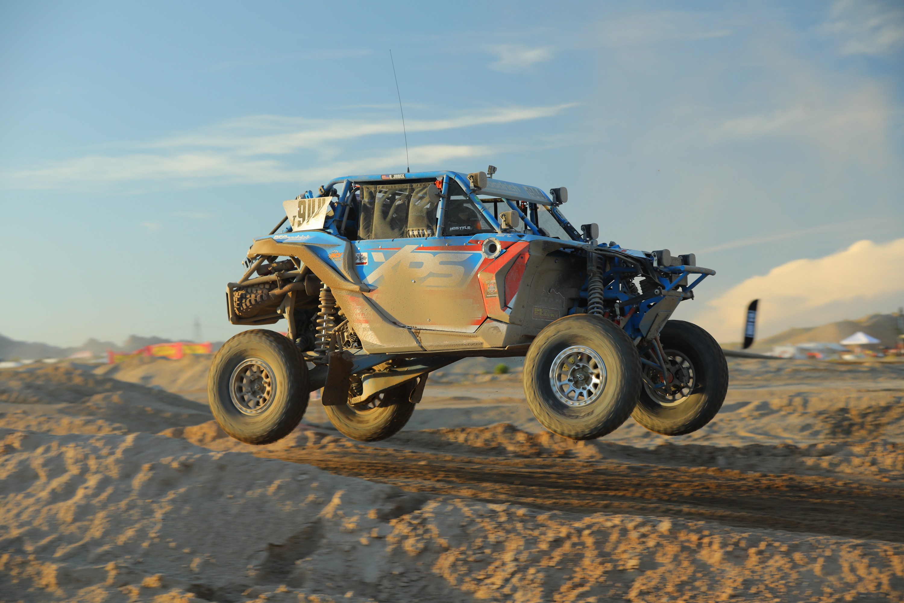 Phil Blurton conduisant dans le désert