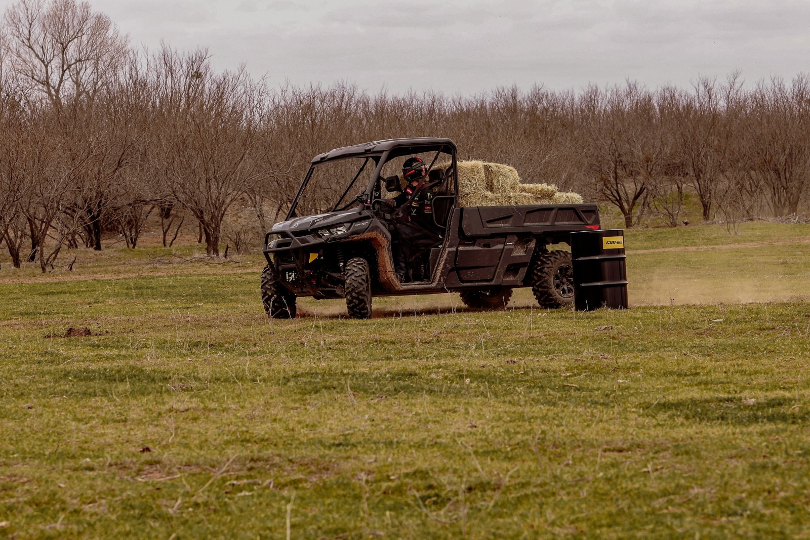 Un hombre conduciendo un vehículo Can-Am sobre el pasto