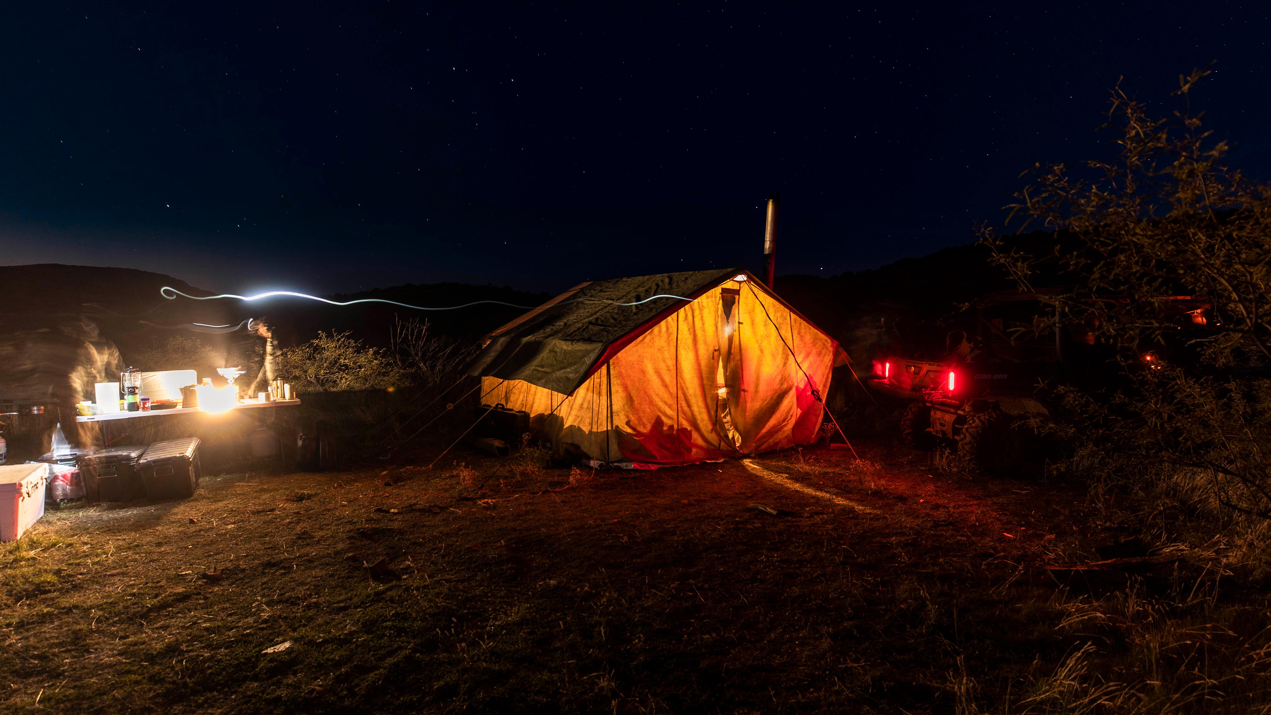 Tienda de campaña grande y accesorios para acampar bajo las estrellas