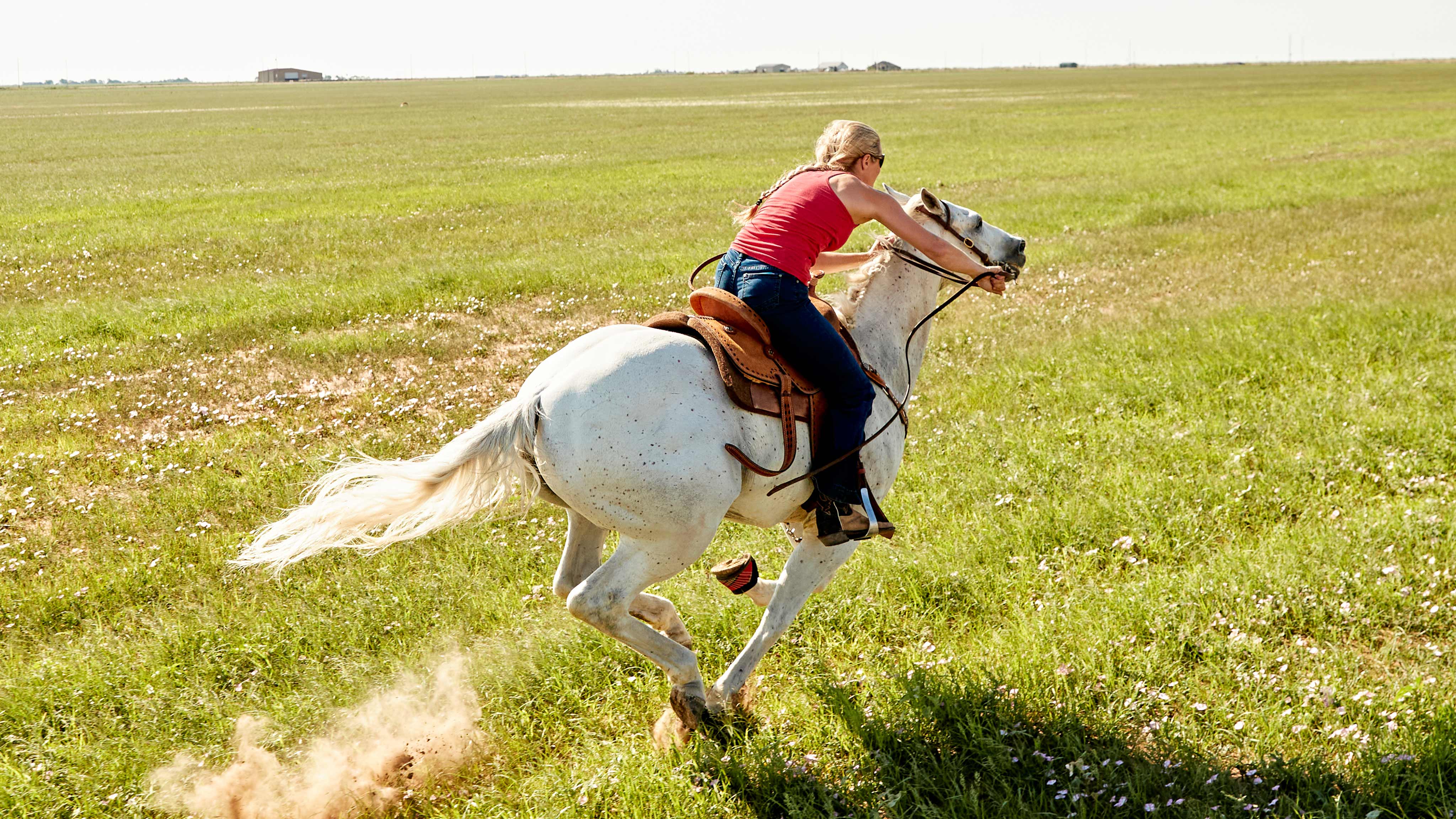 Kristy Lee Cook alejándose a caballo