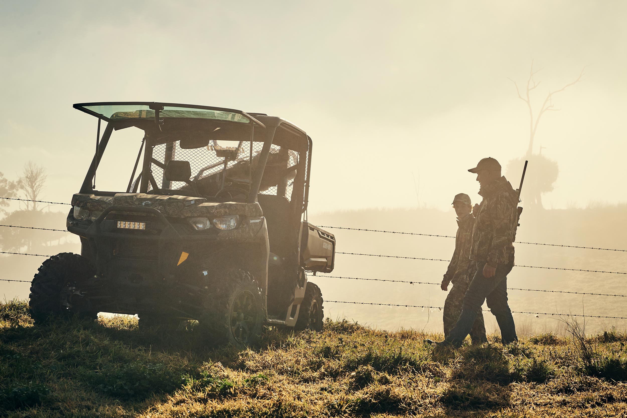 Des chasseurs marchant vers un véhicule Can-Am adapté à la chasse