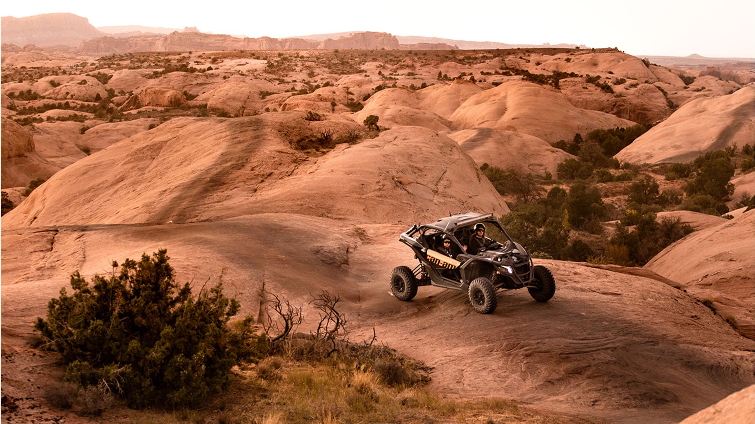 Un vehículo Can-Am Off-Road sobre rocas en el desierto