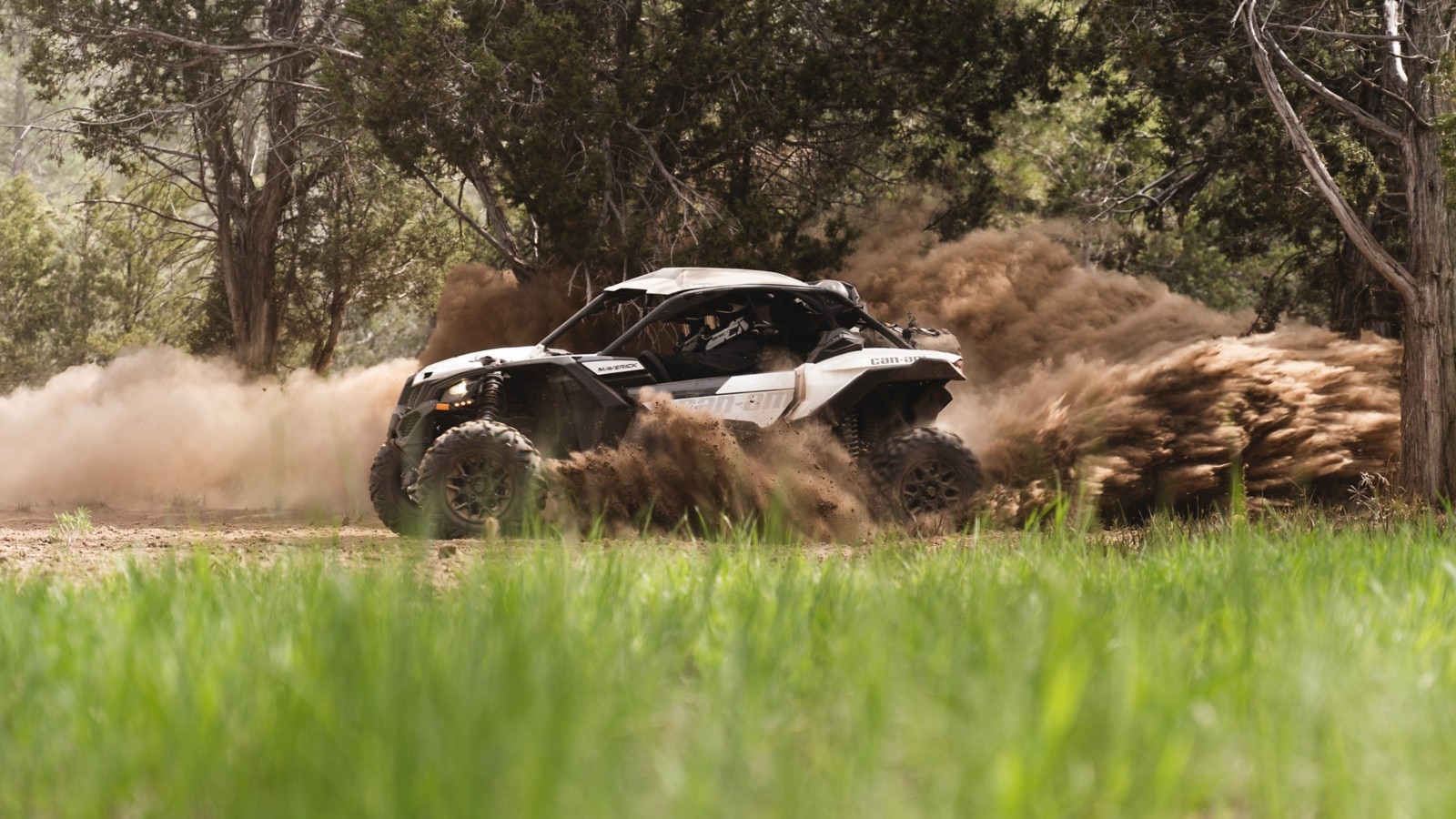 Can-Am Maverick X3 doing a 360° in dust