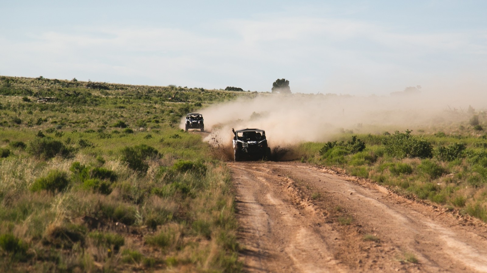2 véhicules Can-Am Maverick X3 sur une route poussiéreuse