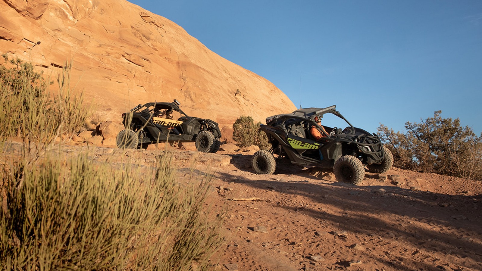 2 véhicules Can-Am Maverick X3 dans le désert