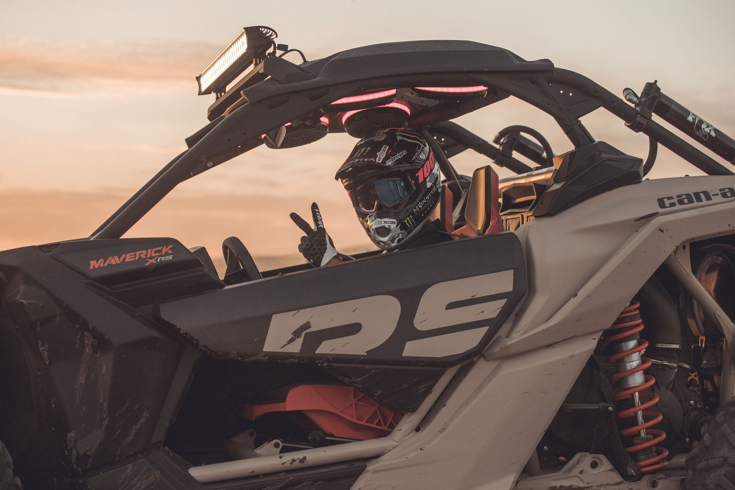 MY21 Can-Am Maverick X rs Turbo RR Desert Tan Carbon Black Can-Am Red suspension