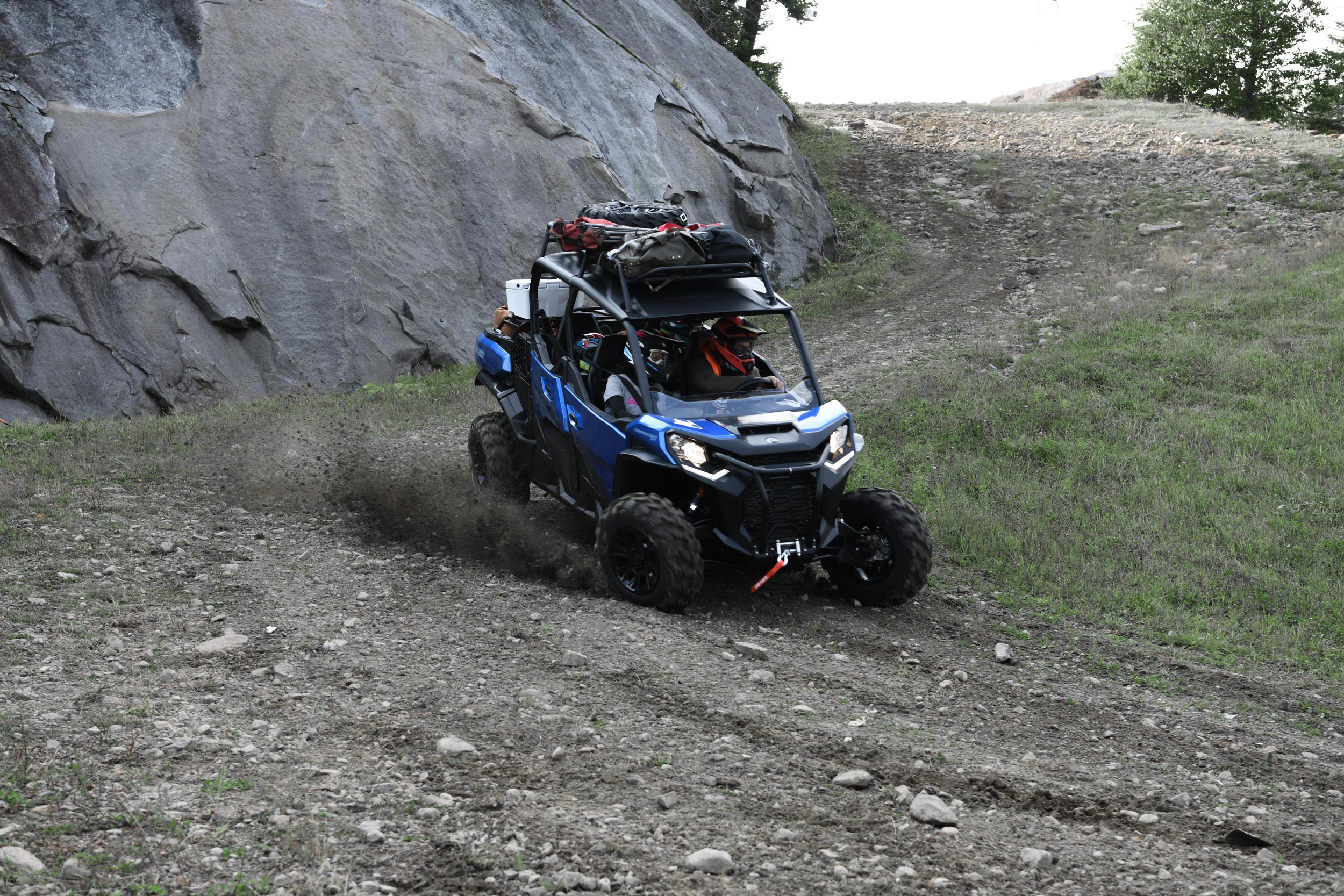Can-Am Off-Road Commander 2021 Side by side vehicle hauling and 1500lbs Towing capacity