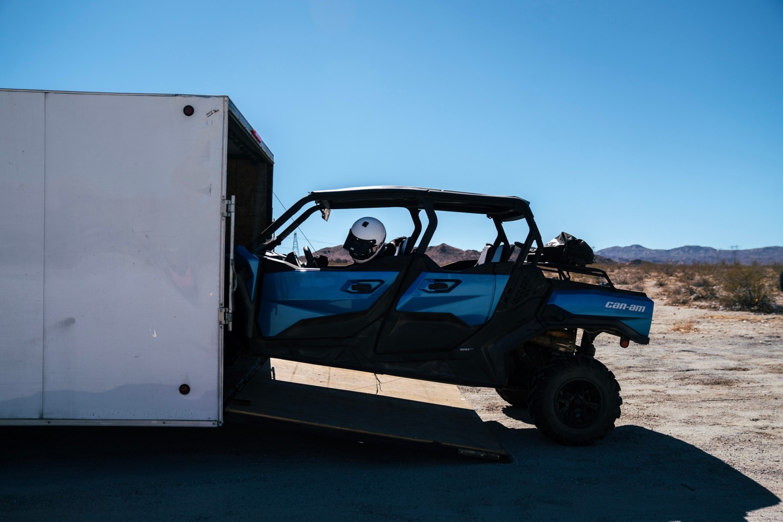 Carlos Naude conduciendo su Oxford Blue Can-Am Commander Max XT al estacionado en su remolque cubierto.