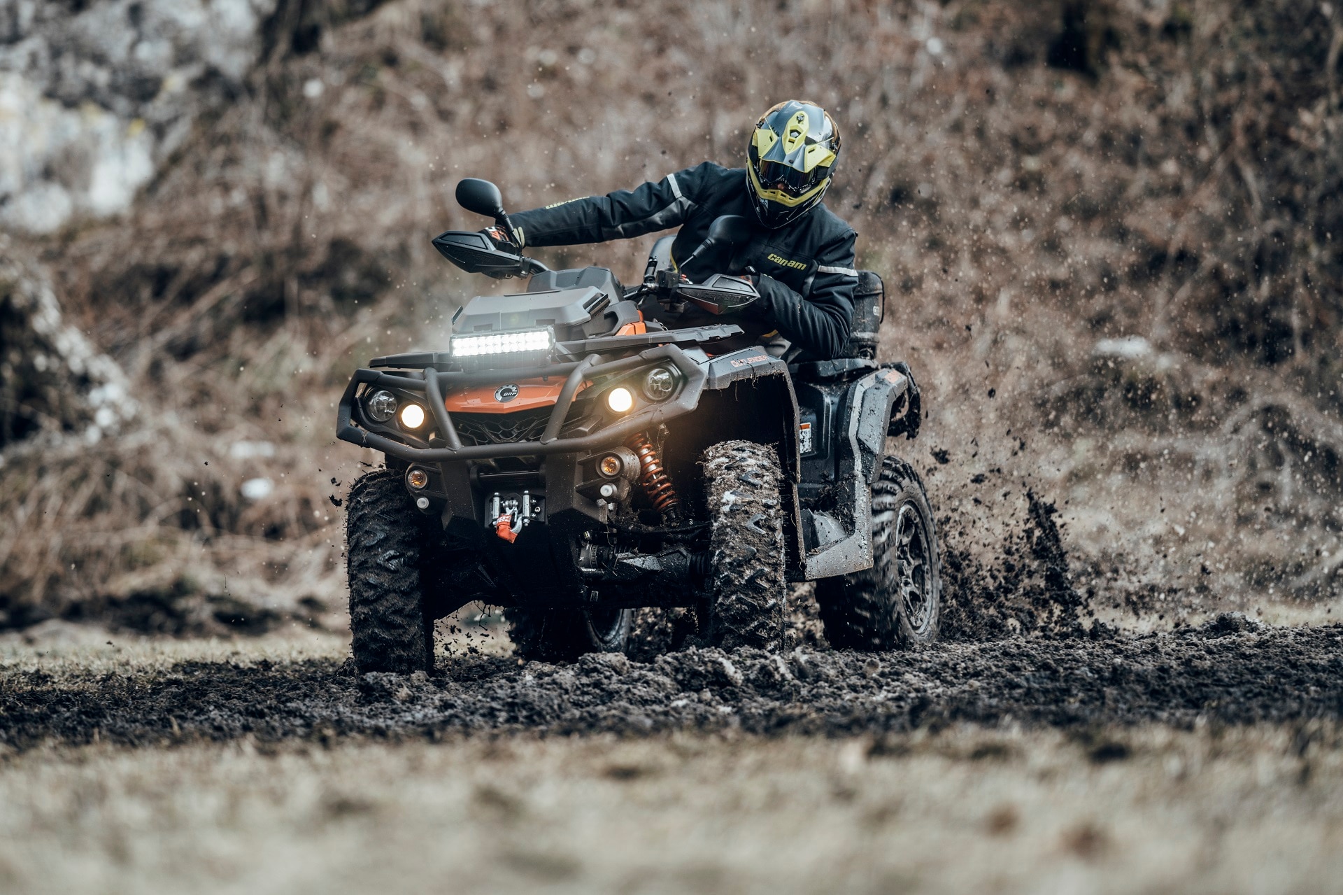 Ett ATV-fordon åker i lerig terräng