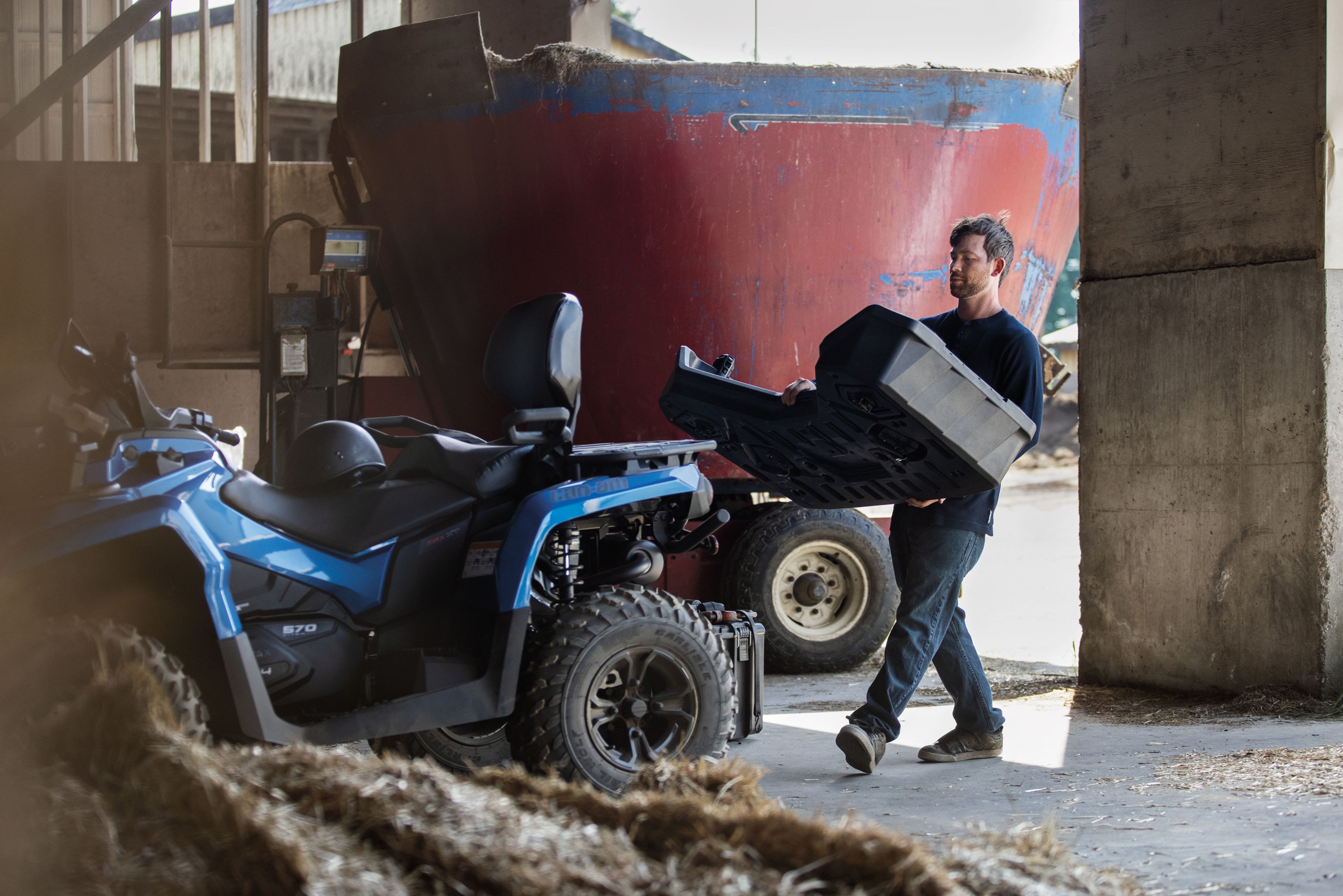 Männer in der Landwirtschaft mit einem Can-Am ATV-Fahrzeug