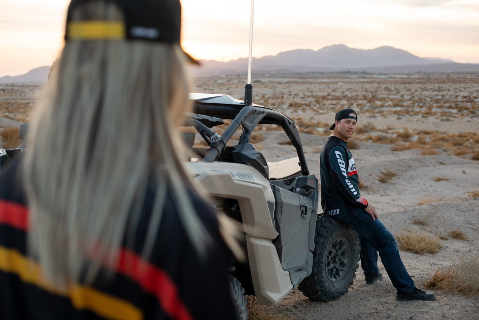 Un couple avec leur véhicule Can-Am dans le désert 