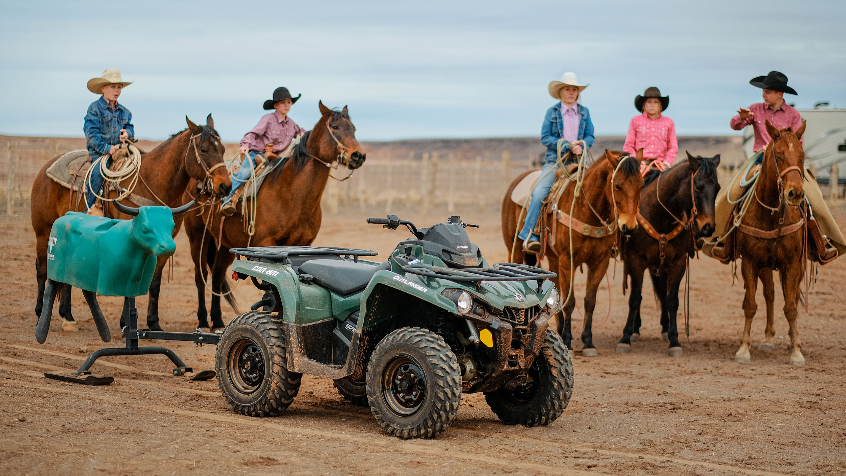 Des cowboys dans un ranch